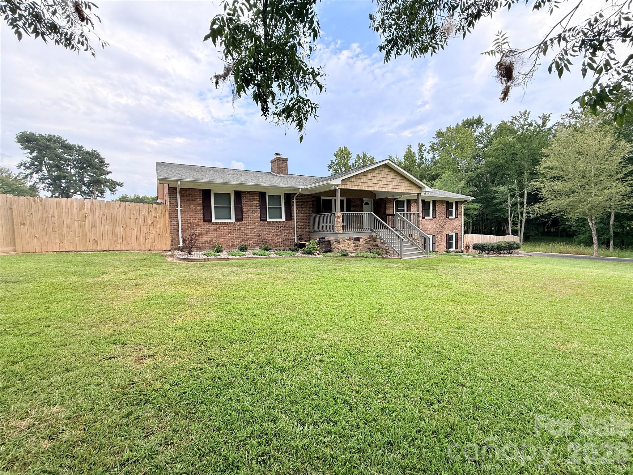 613 W Doc Garris Road Property Photo 1