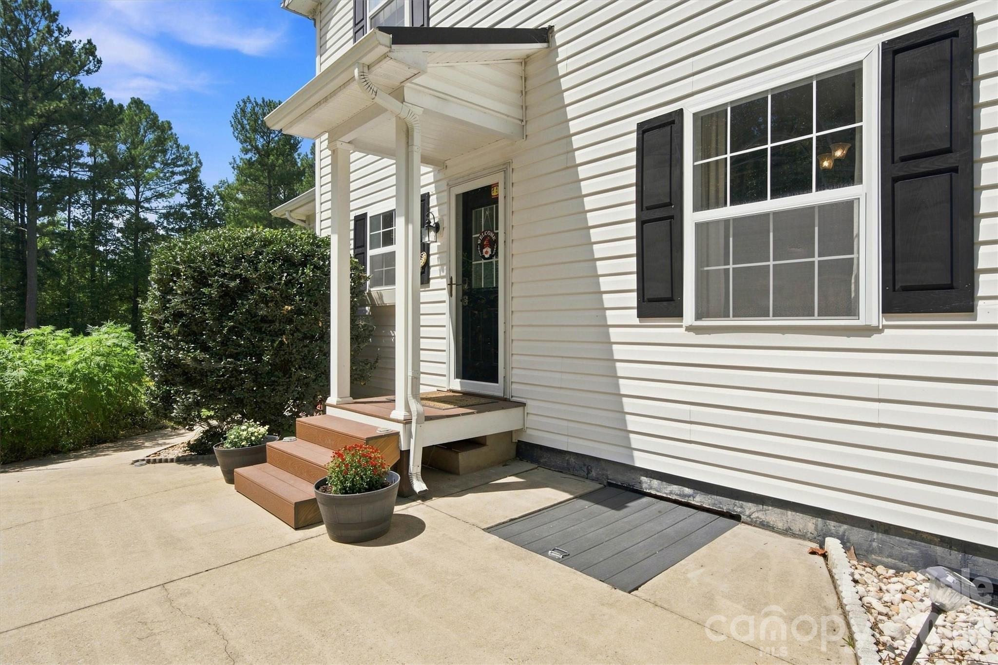 3686 Lake Bluff Drive Property Photo 5
