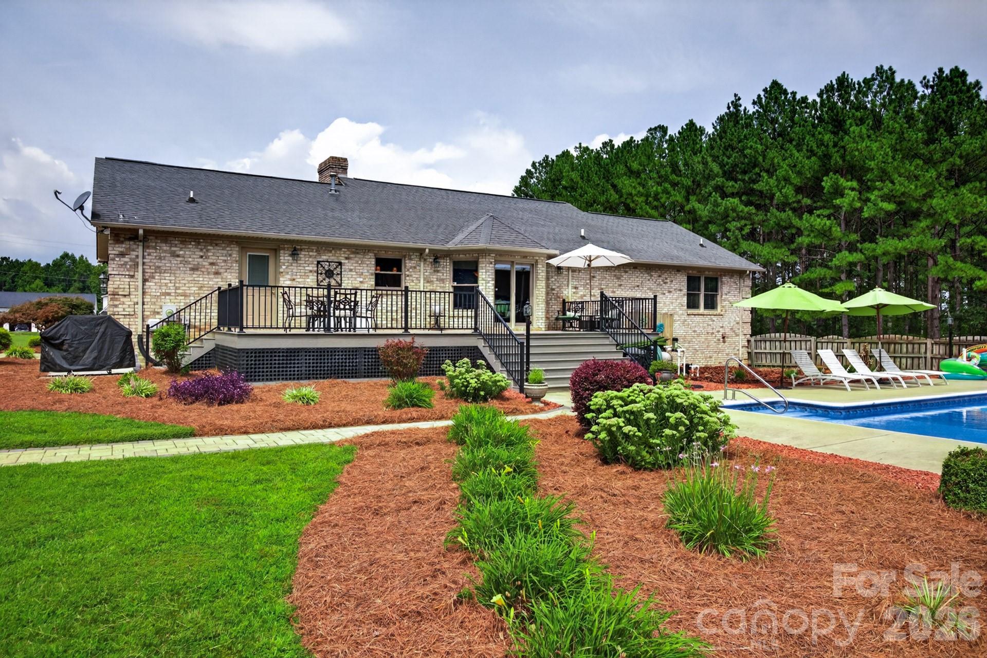 525 Gin Road Property Photo 2