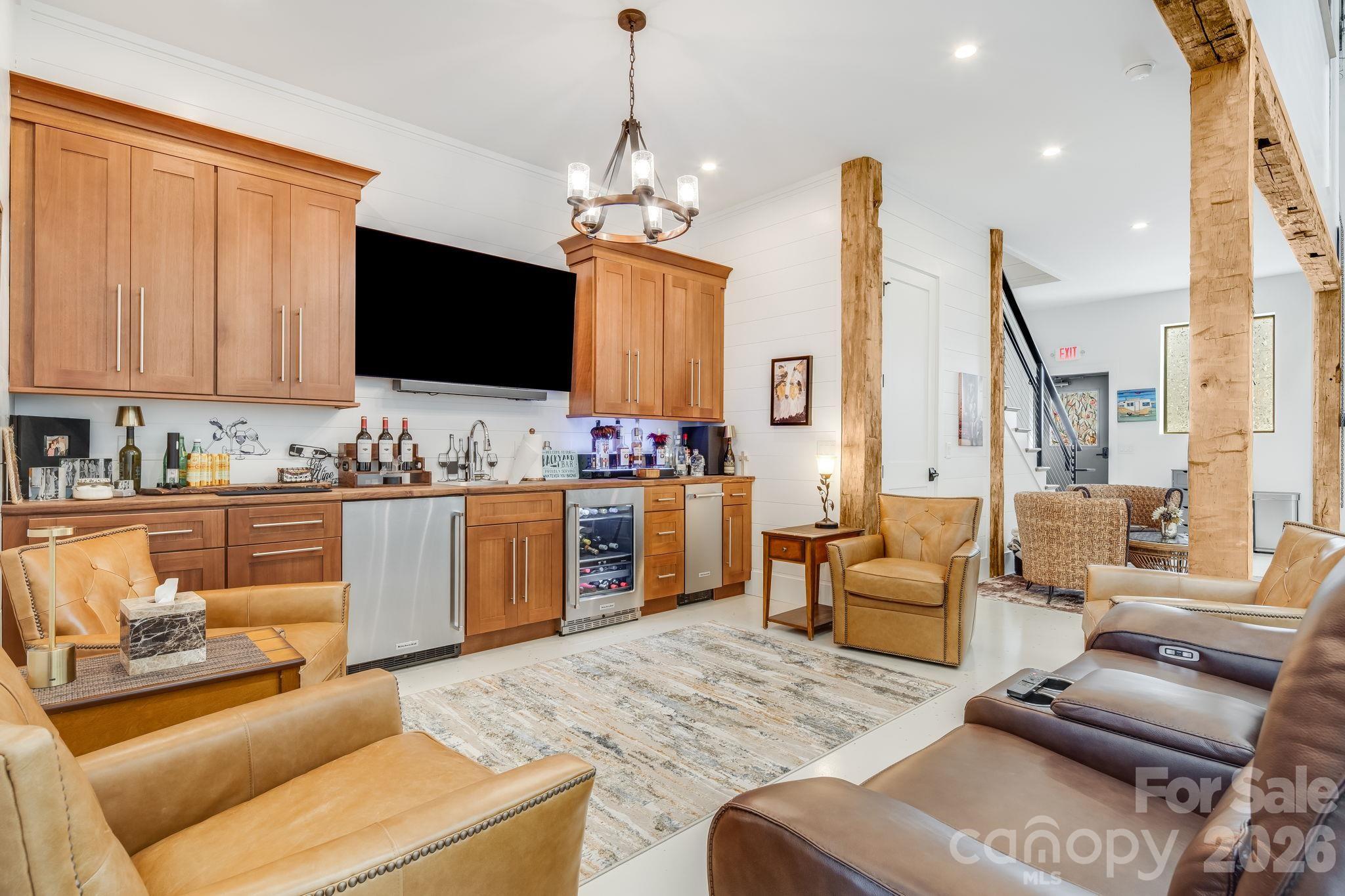 115 Speed Way B Property Photo 4