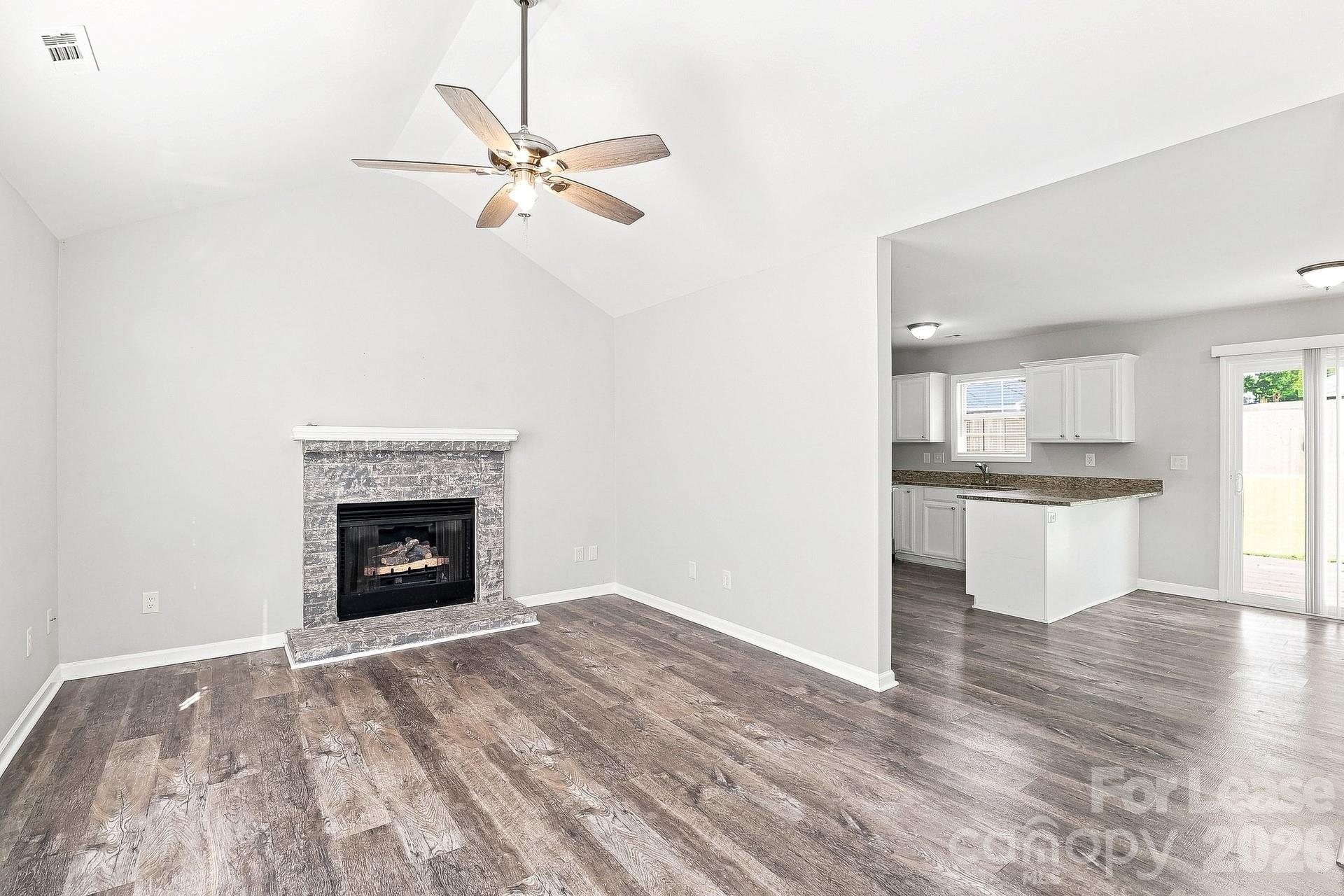 1109 Crescent Way Property Photo 5