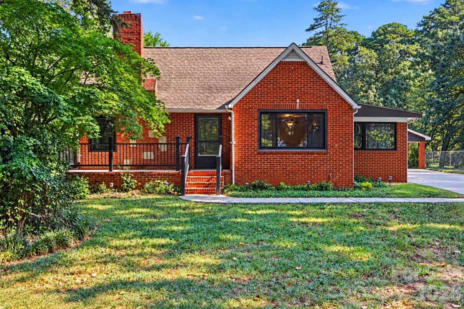 5528 Oak Drive Property Photo 1