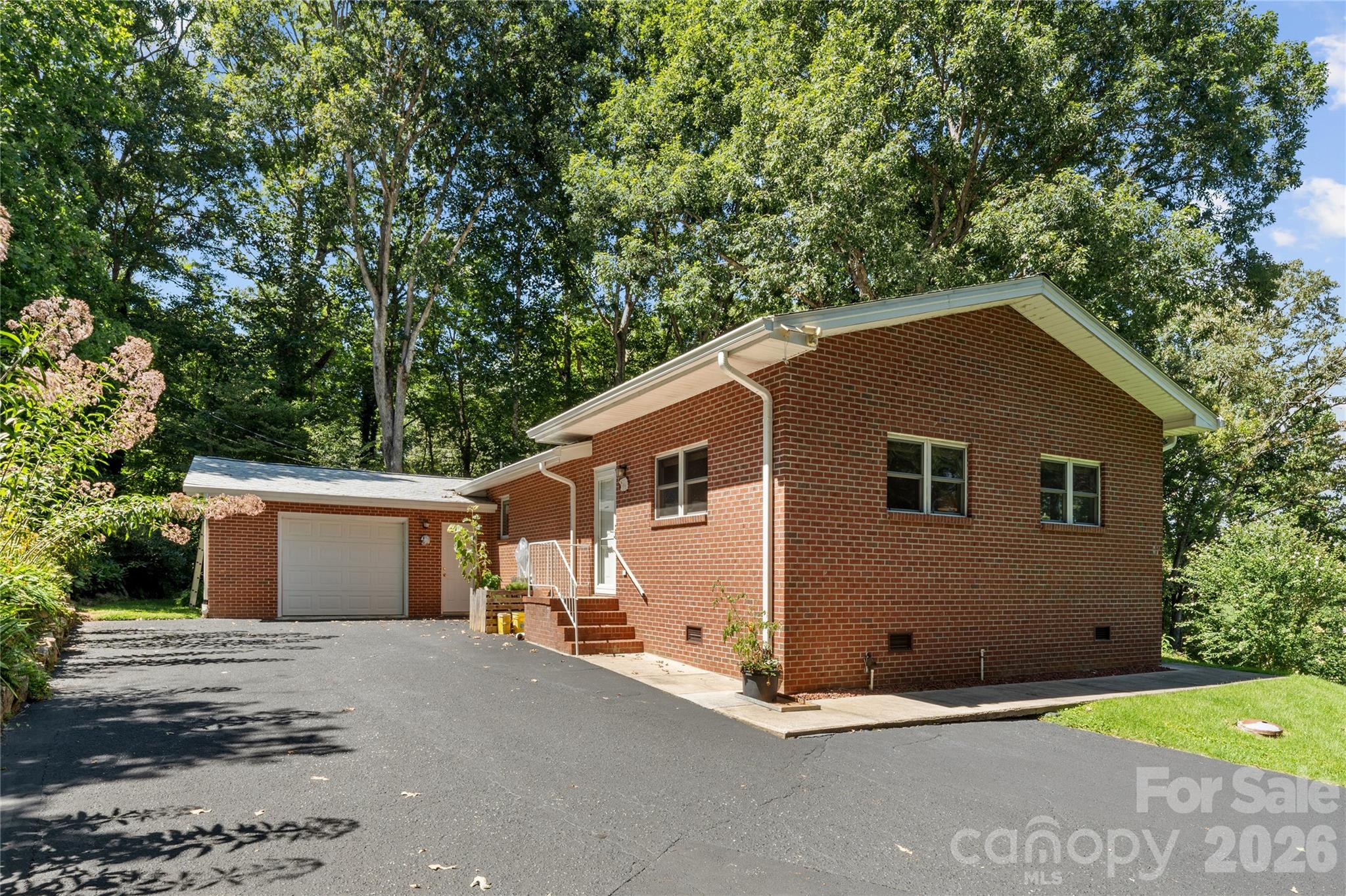 106 Holly Lane Property Photo 4