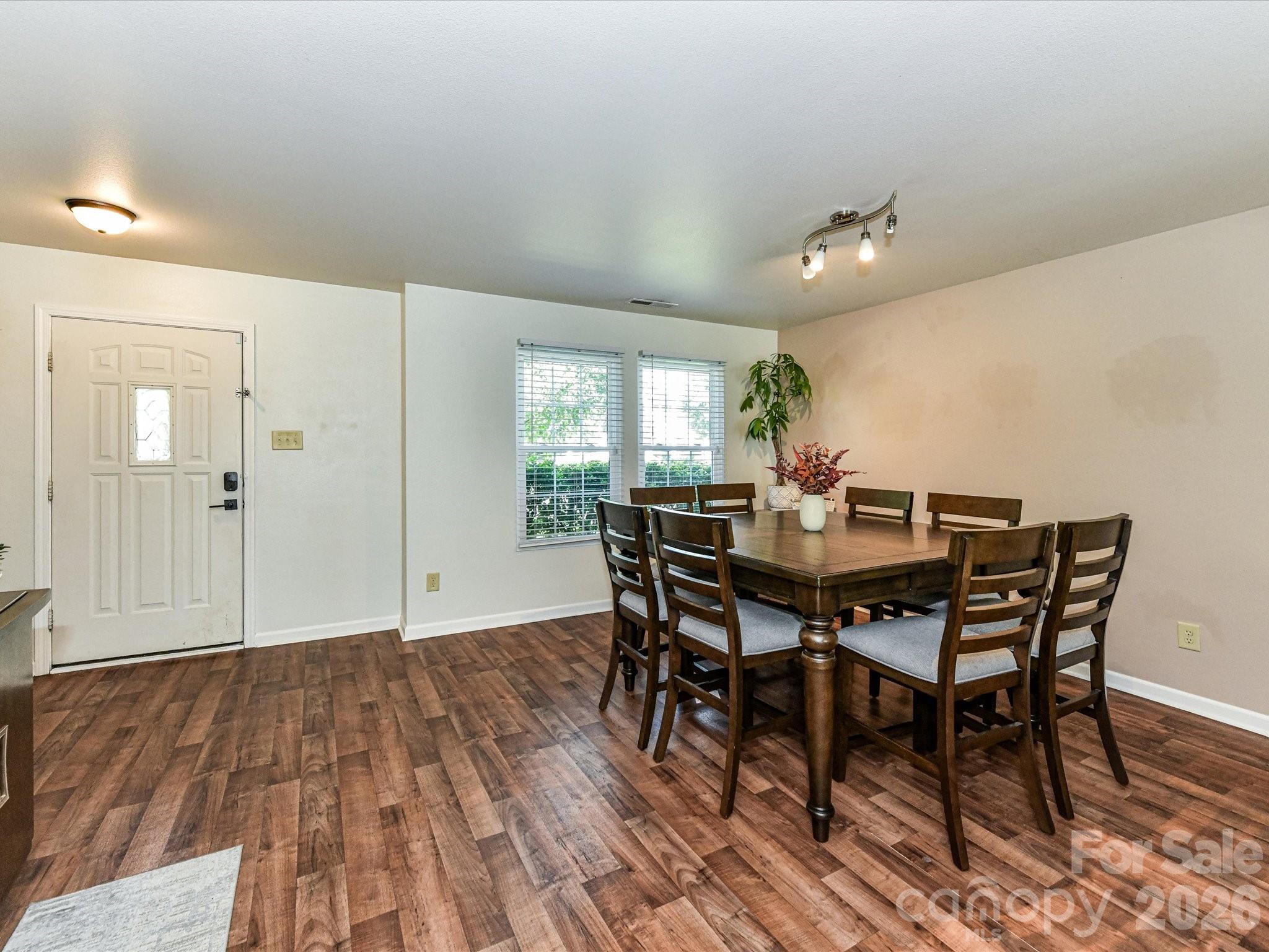 404 Inverness Lane Property Photo 5
