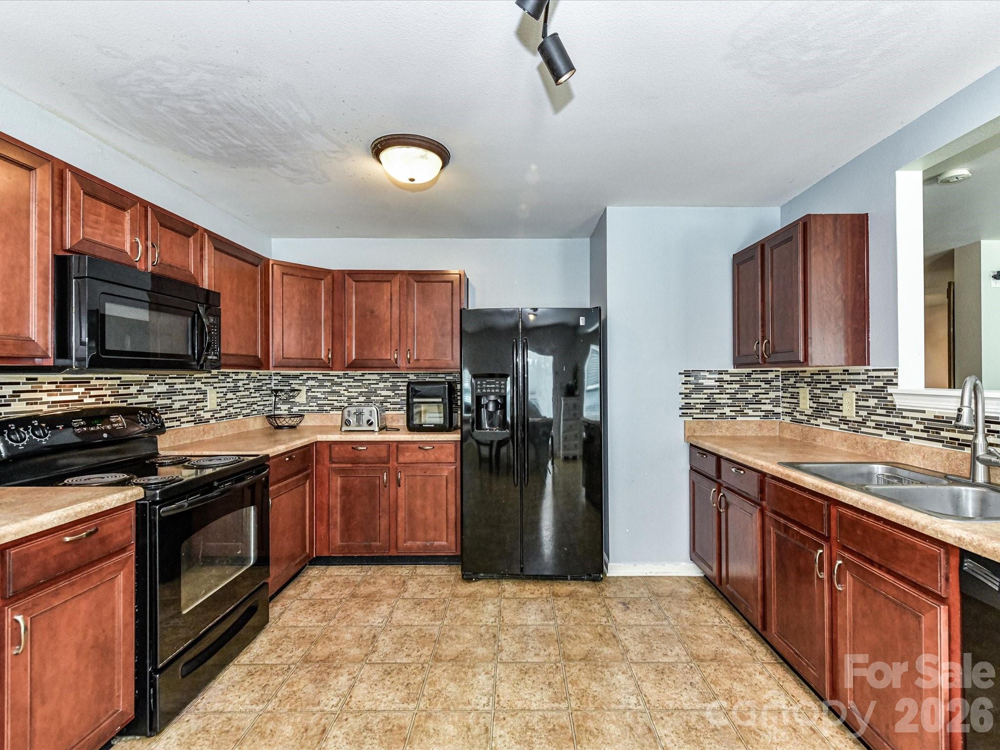404 Inverness Lane Property Photo 12