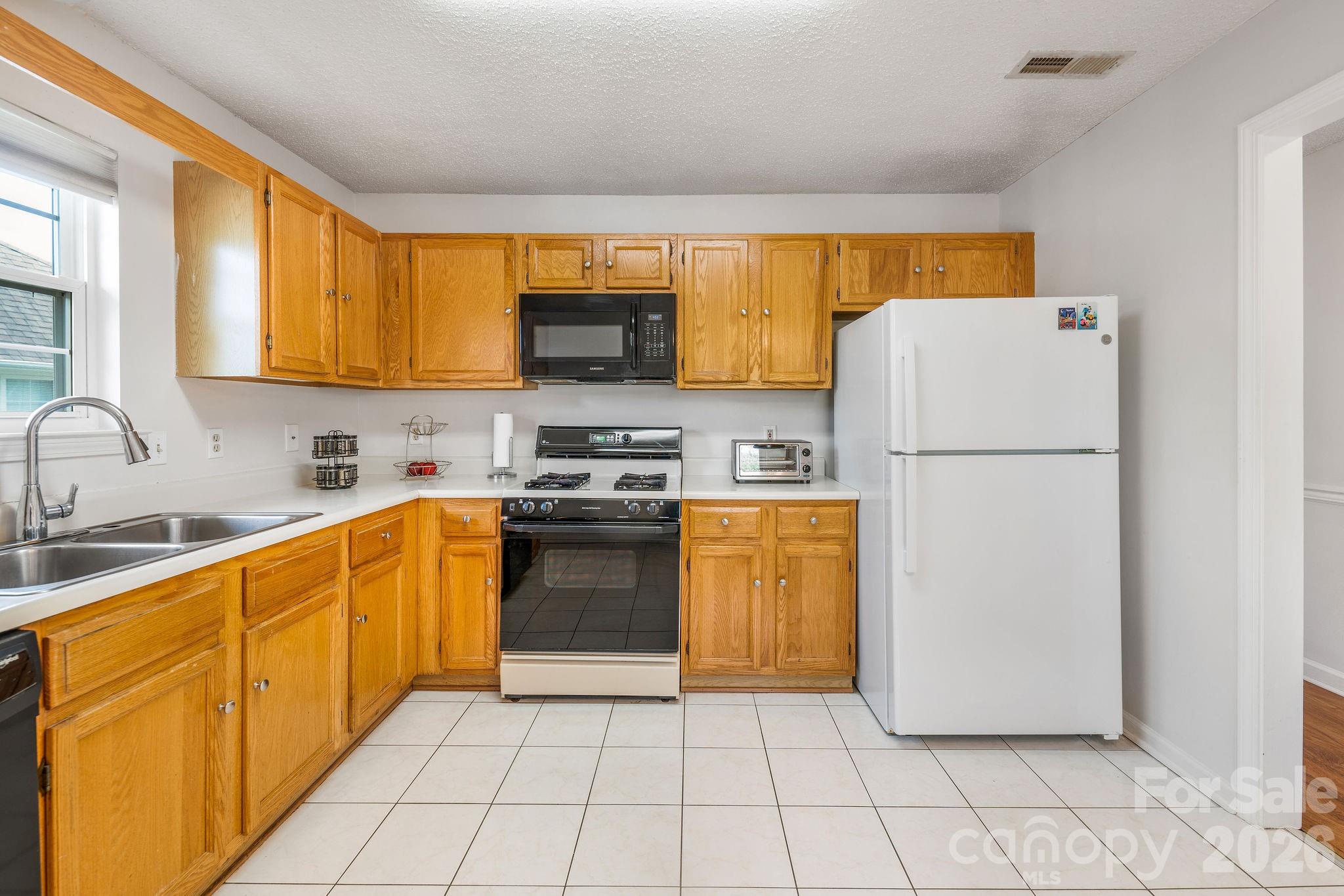 4702 Breakers Lane Property Photo 12