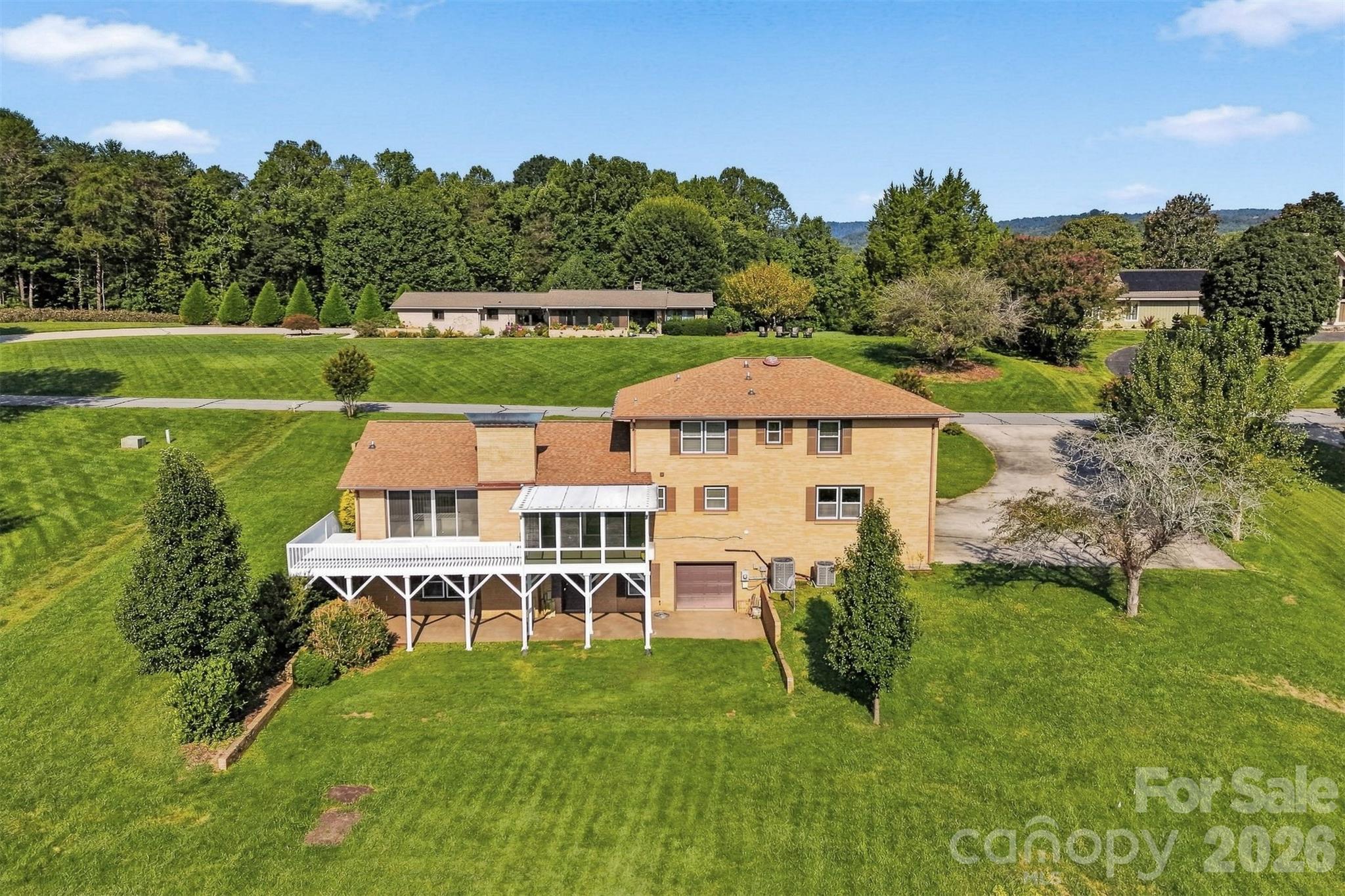 2796 Lakeview Drive Property Photo 2