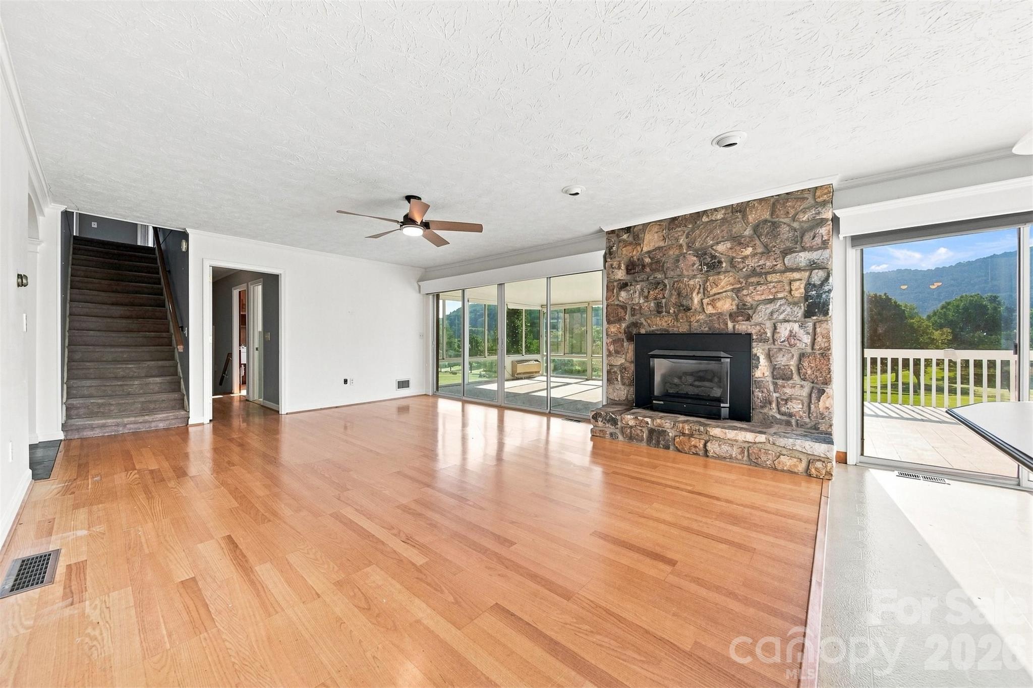 2796 Lakeview Drive Property Photo 7