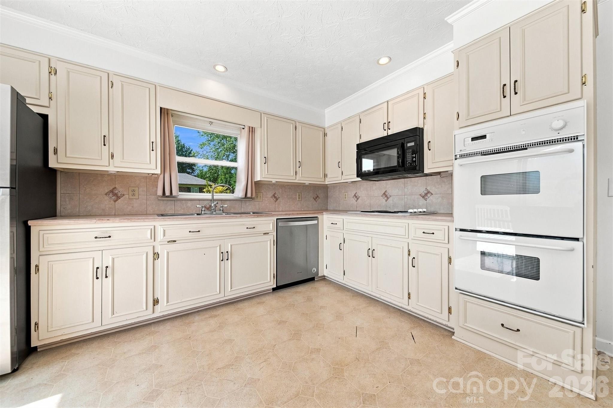 2796 Lakeview Drive Property Photo 10