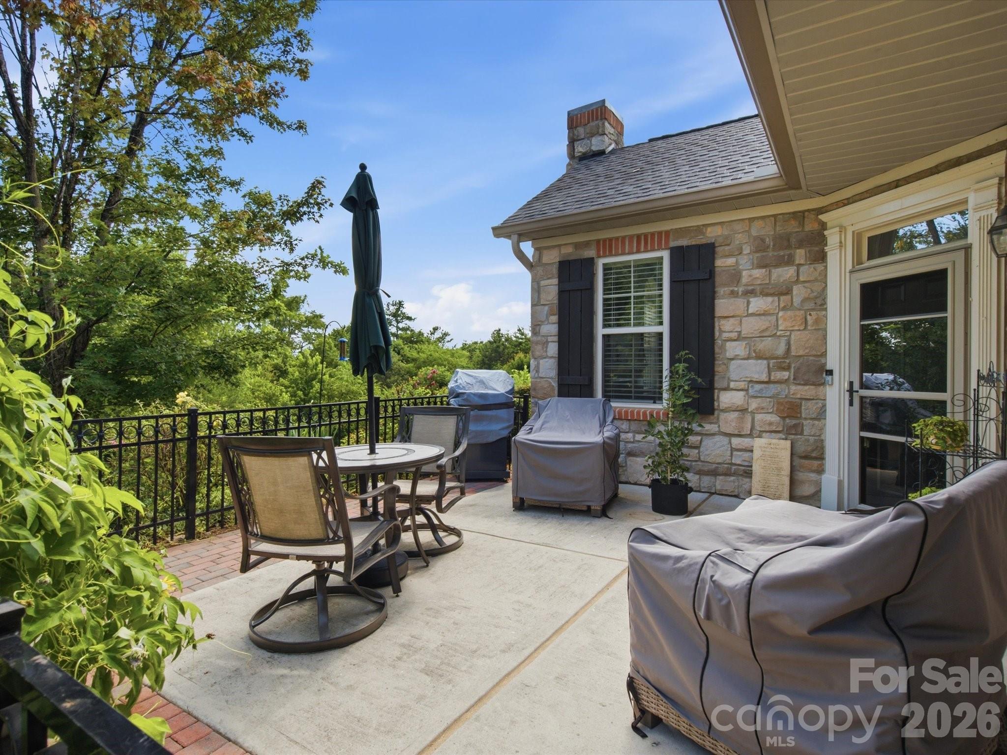 868 Ledgestone Court Property Photo 2