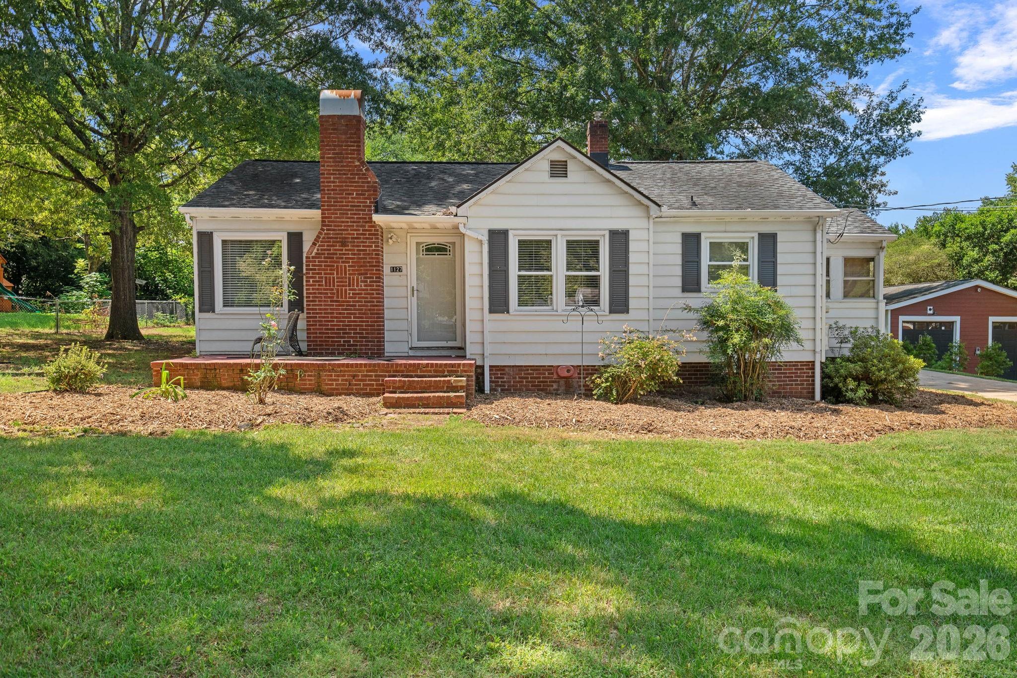 1127 Thompson Avenue Property Photo 1
