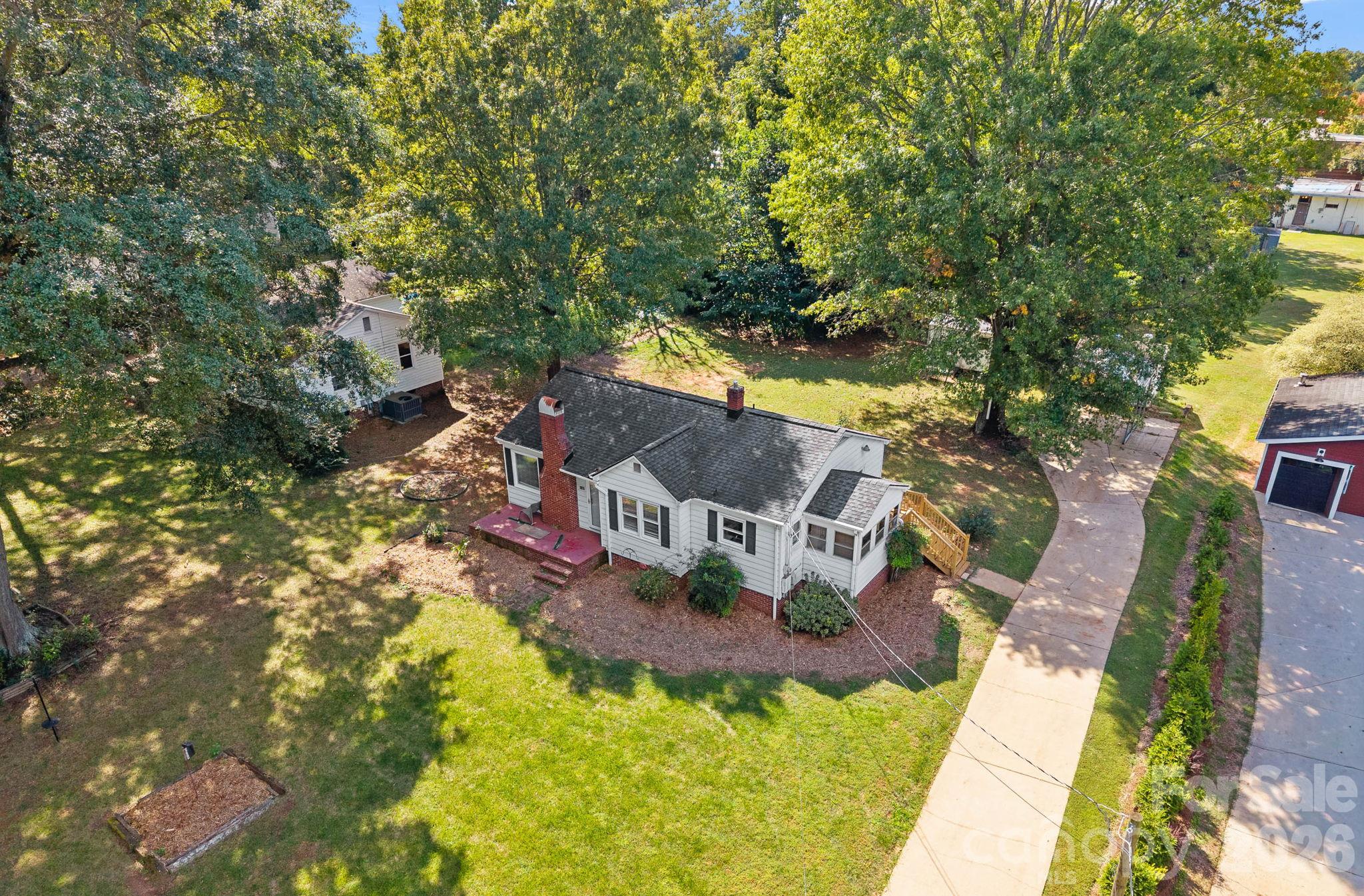1127 Thompson Avenue Property Photo 1