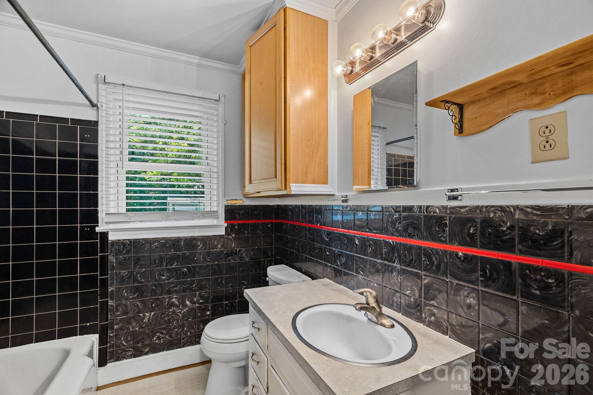 1127 Thompson Avenue Property Photo 10