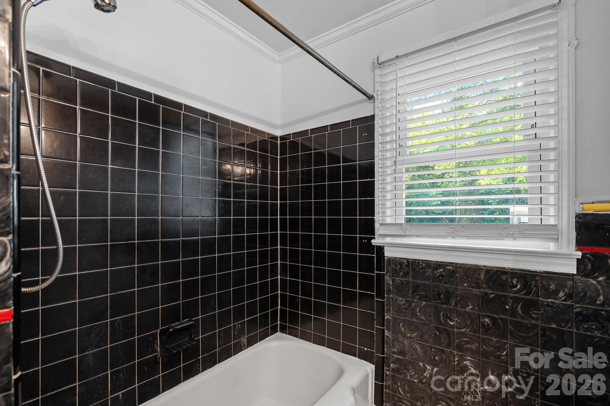 1127 Thompson Avenue Property Photo 11