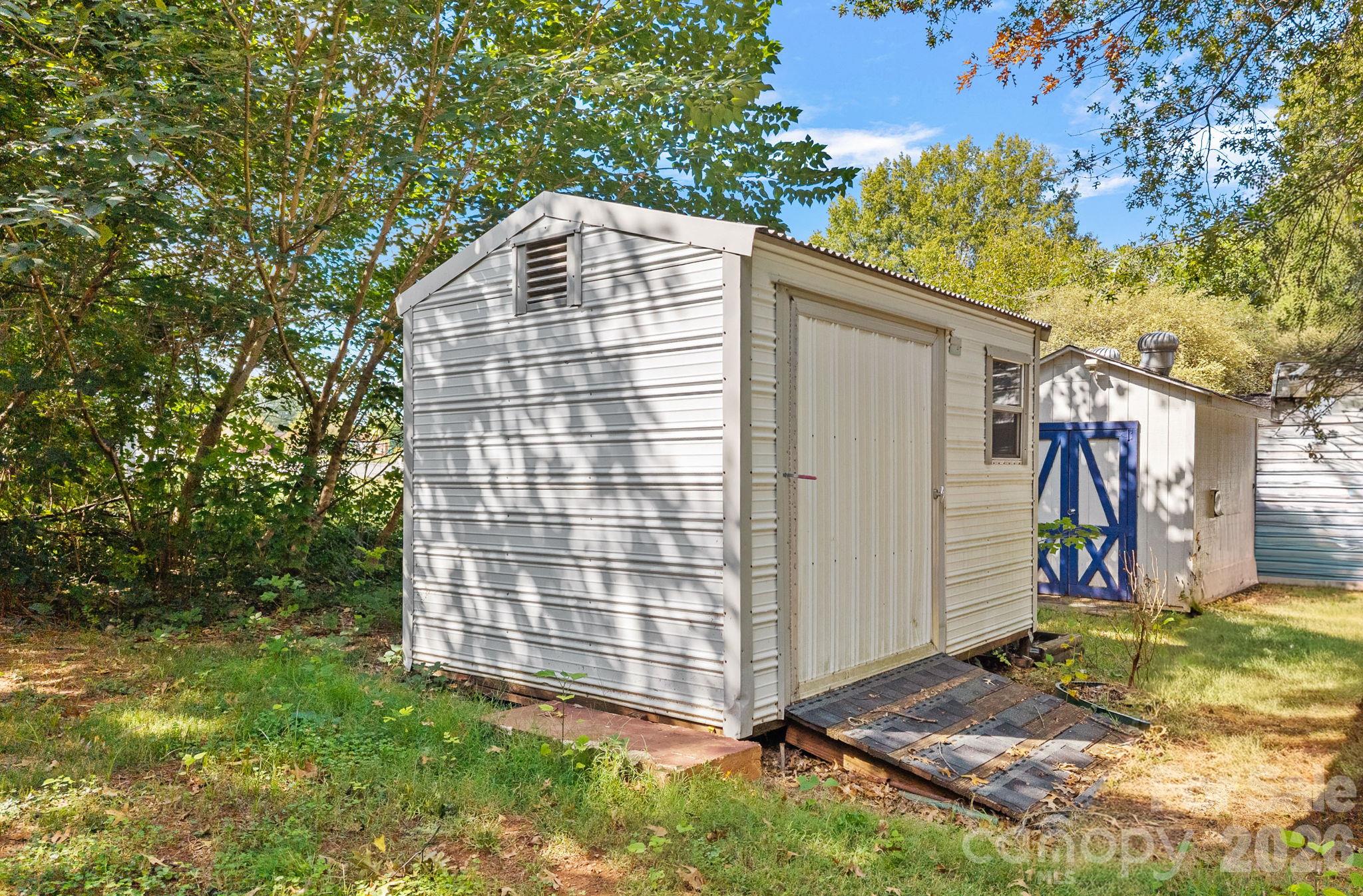 1127 Thompson Avenue Property Photo 24