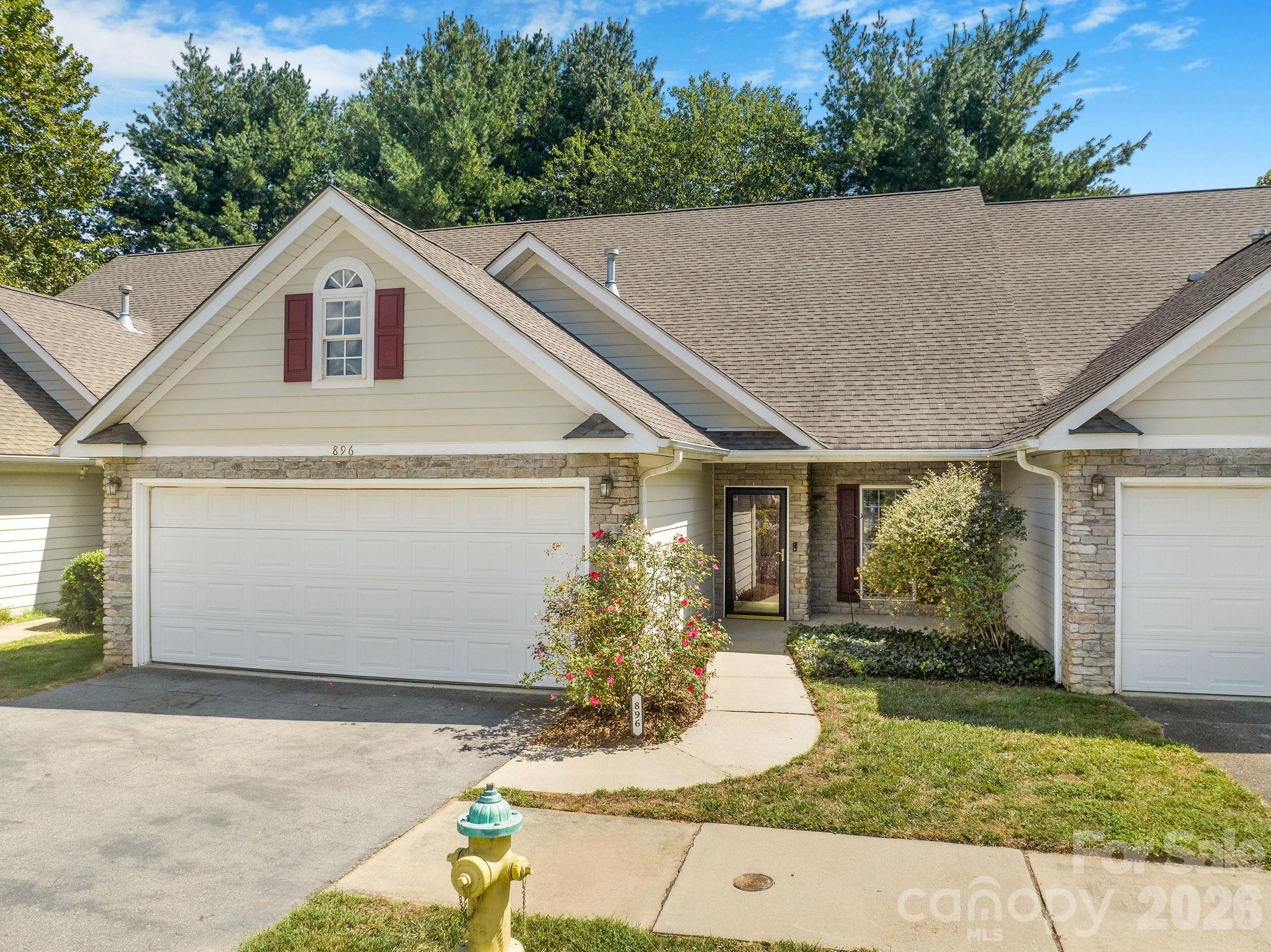 896 West Pointe Drive Property Photo 1