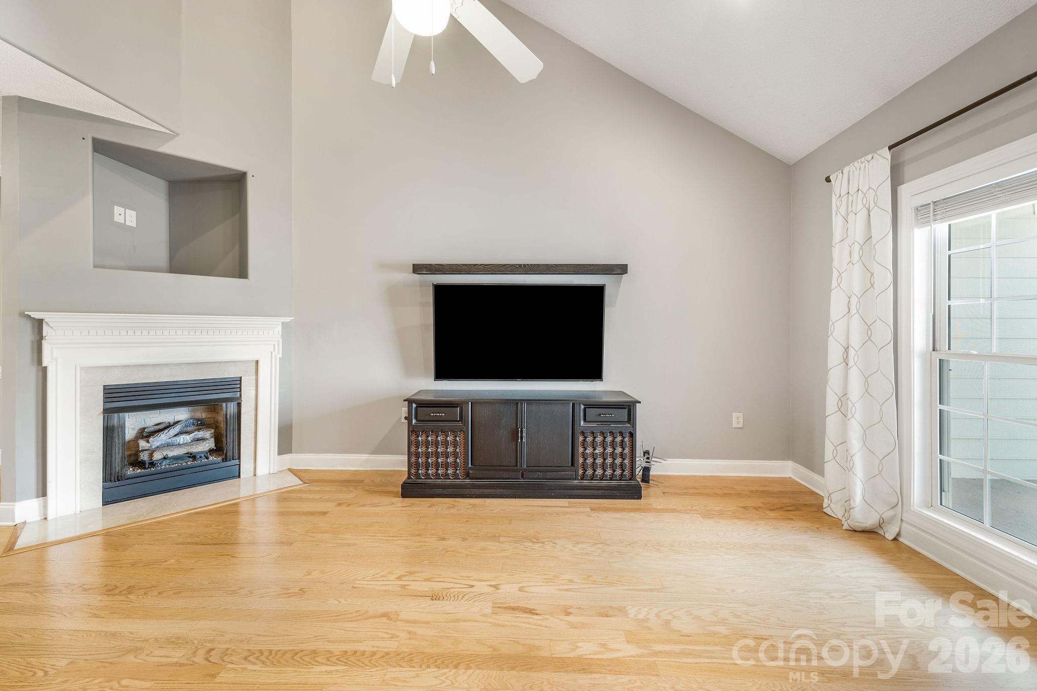 896 West Pointe Drive Property Photo 4