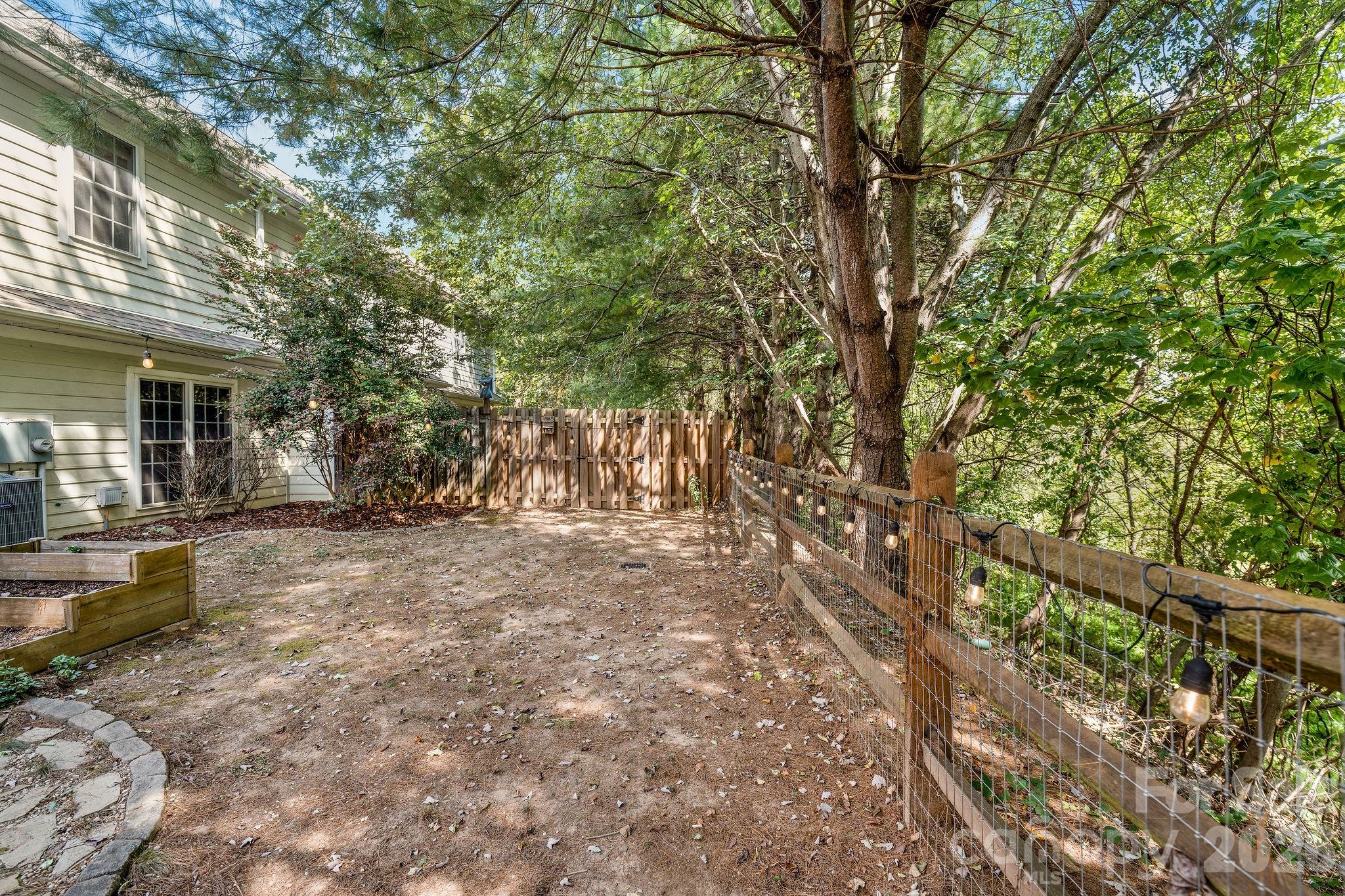 896 West Pointe Drive Property Photo 8