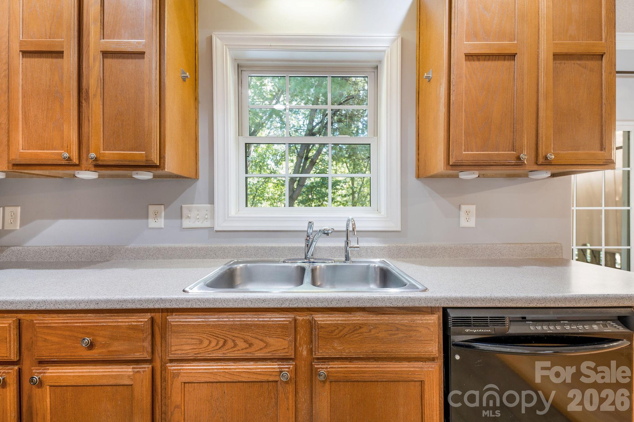 896 West Pointe Drive Property Photo 10