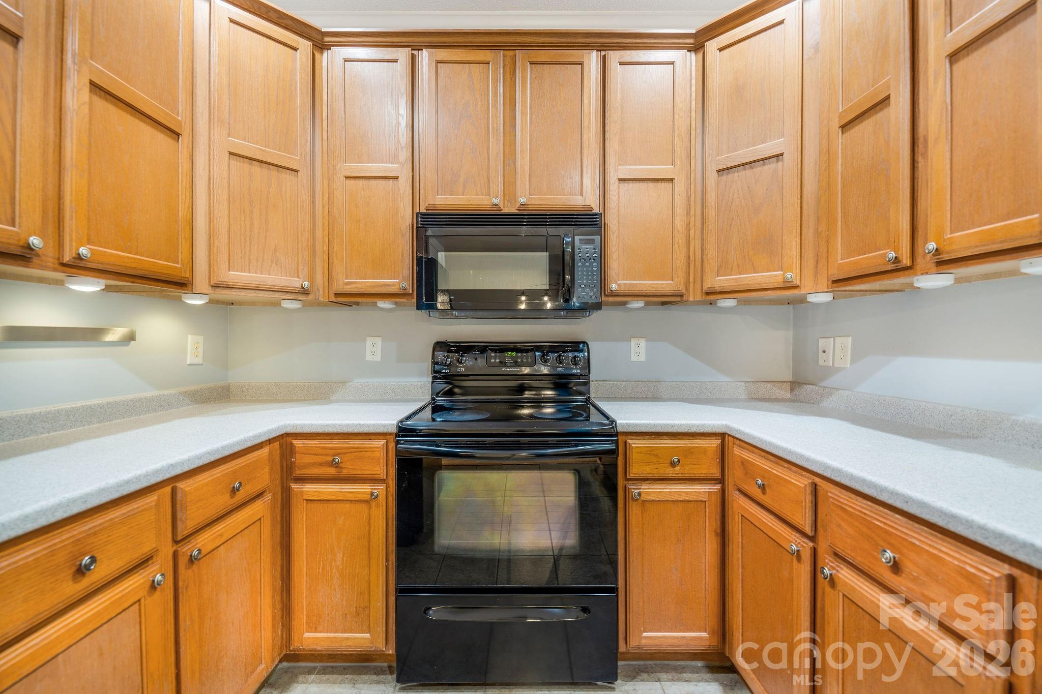 896 West Pointe Drive Property Photo 11