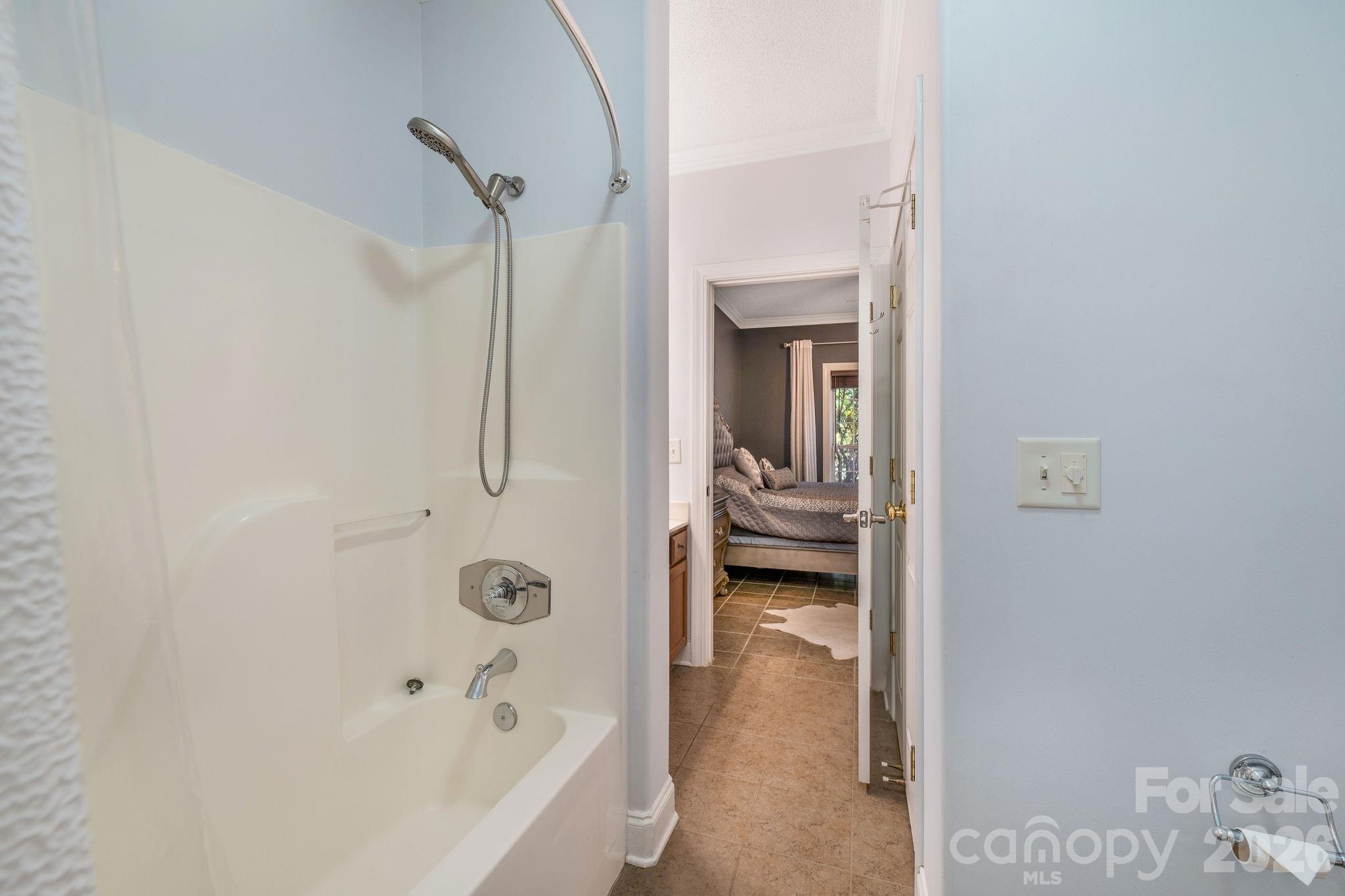 896 West Pointe Drive Property Photo 14