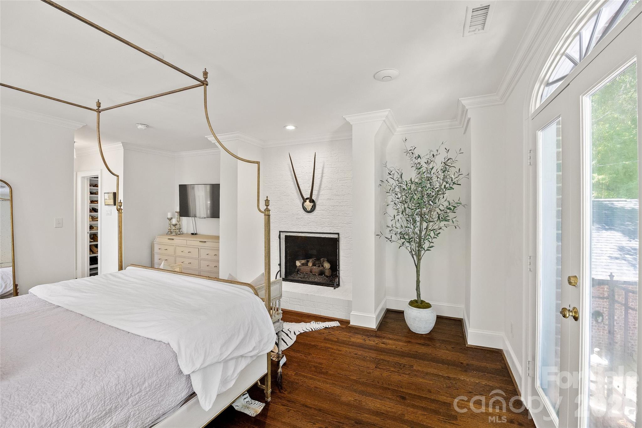 1838 S Wendover Road Property Photo 18