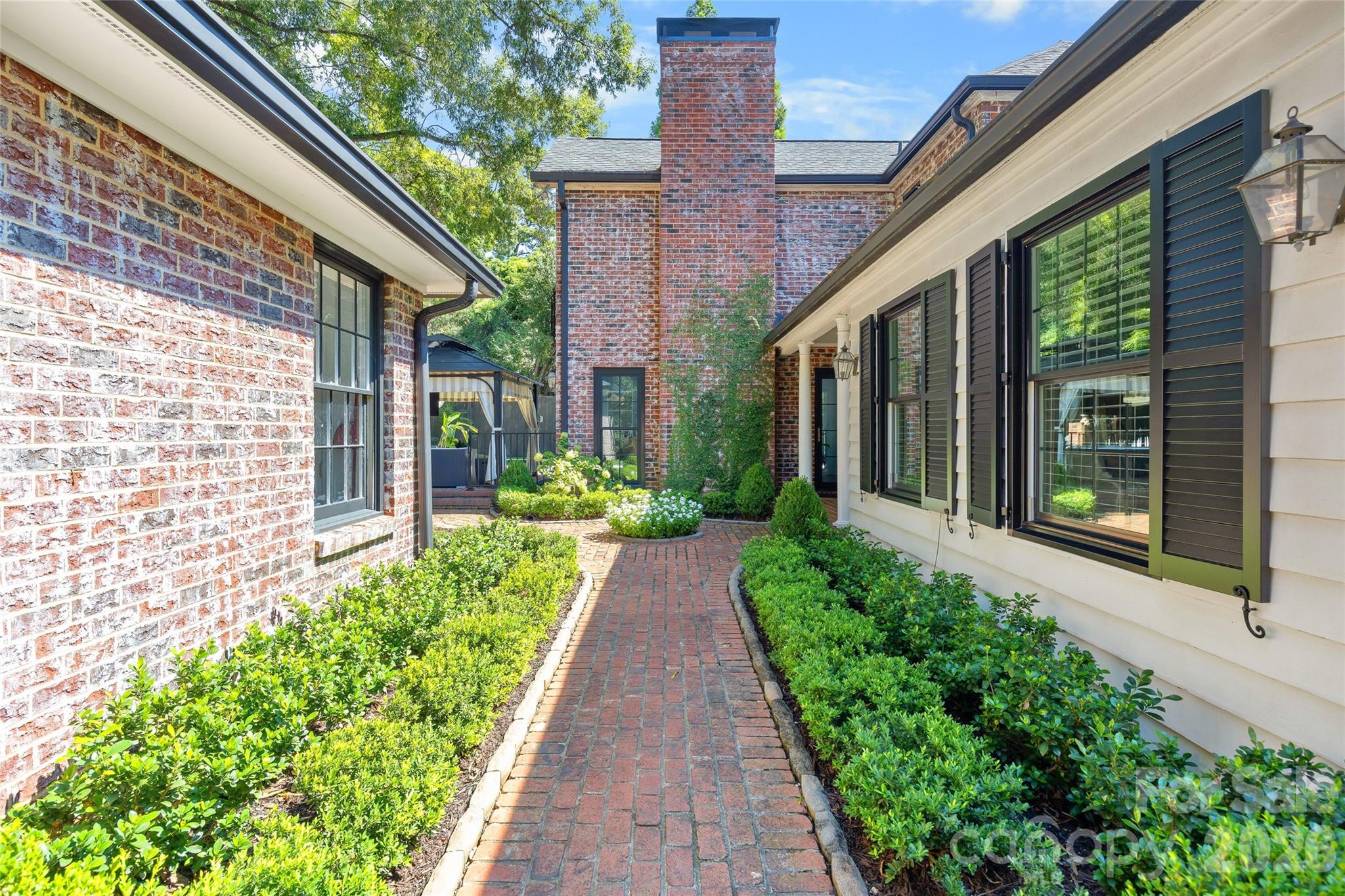 1838 S Wendover Road Property Photo 33