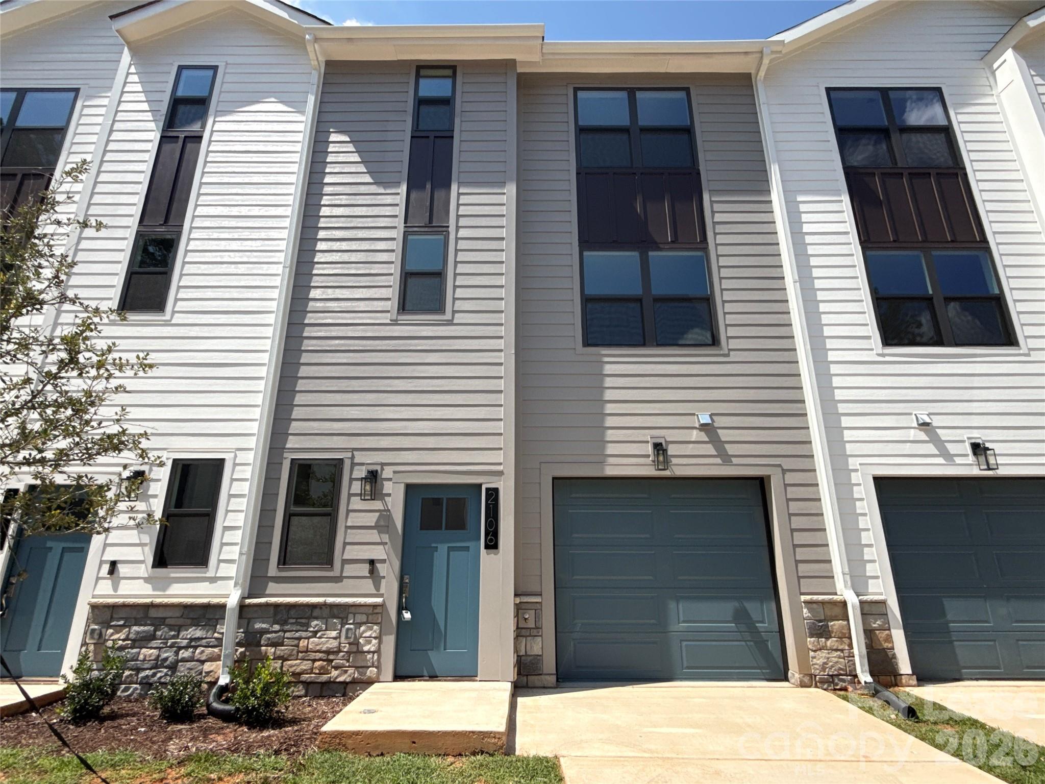 2106 Bombay Way Property Photo 1
