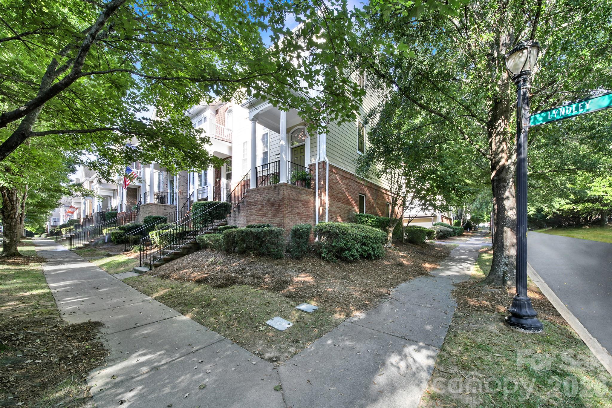 927 Lyndley Drive Property Photo 3