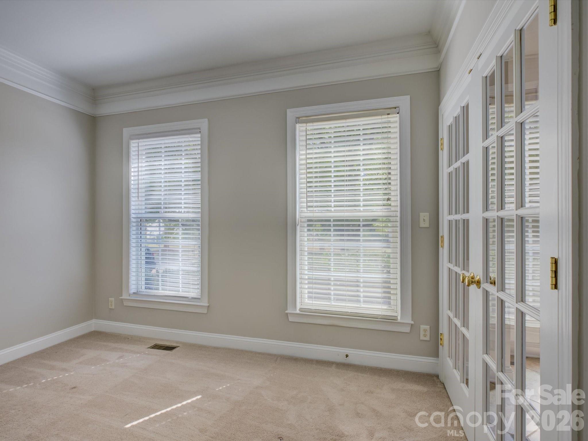 605 Queenswater Lane Property Photo 3