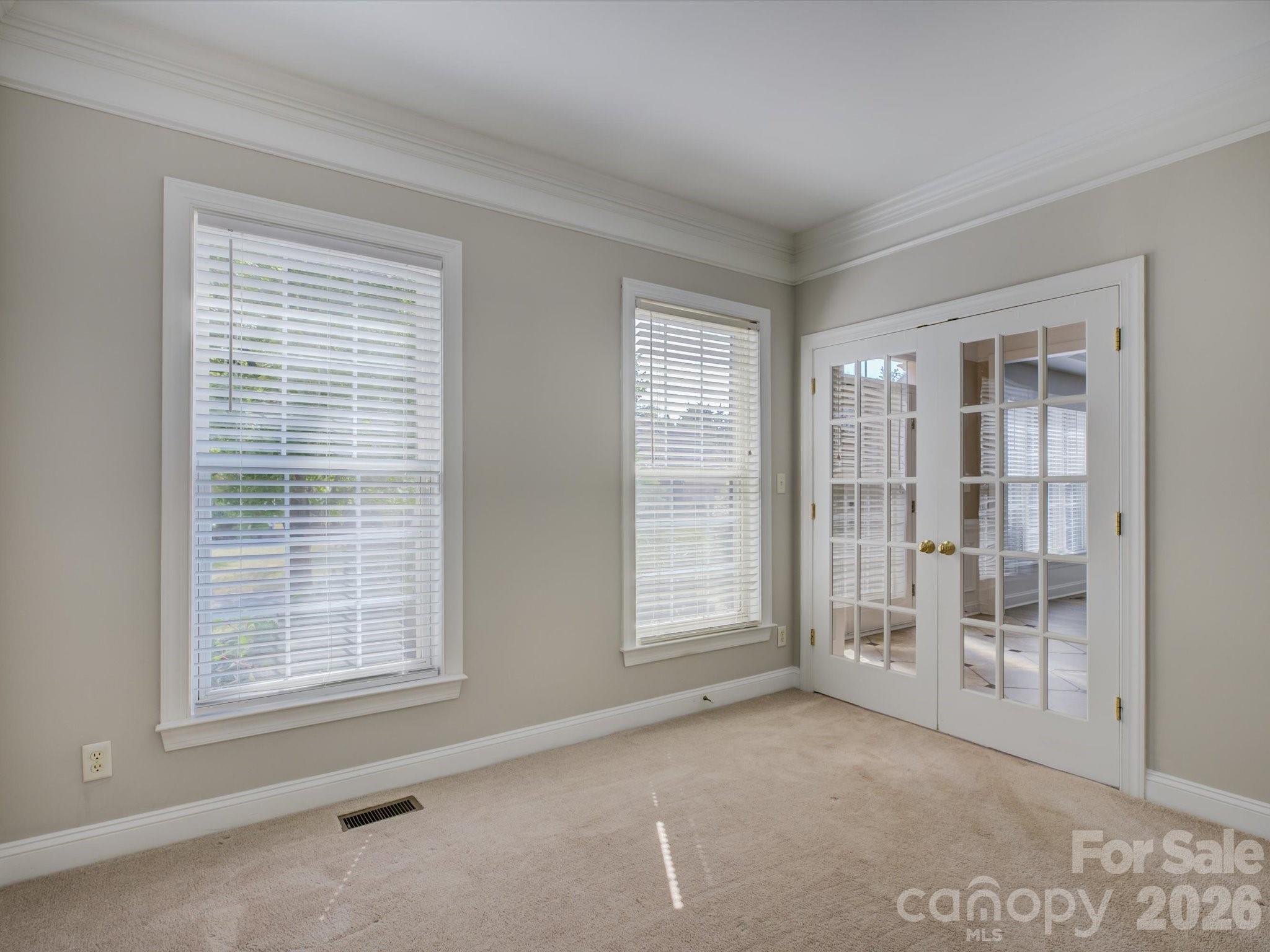 605 Queenswater Lane Property Photo 4