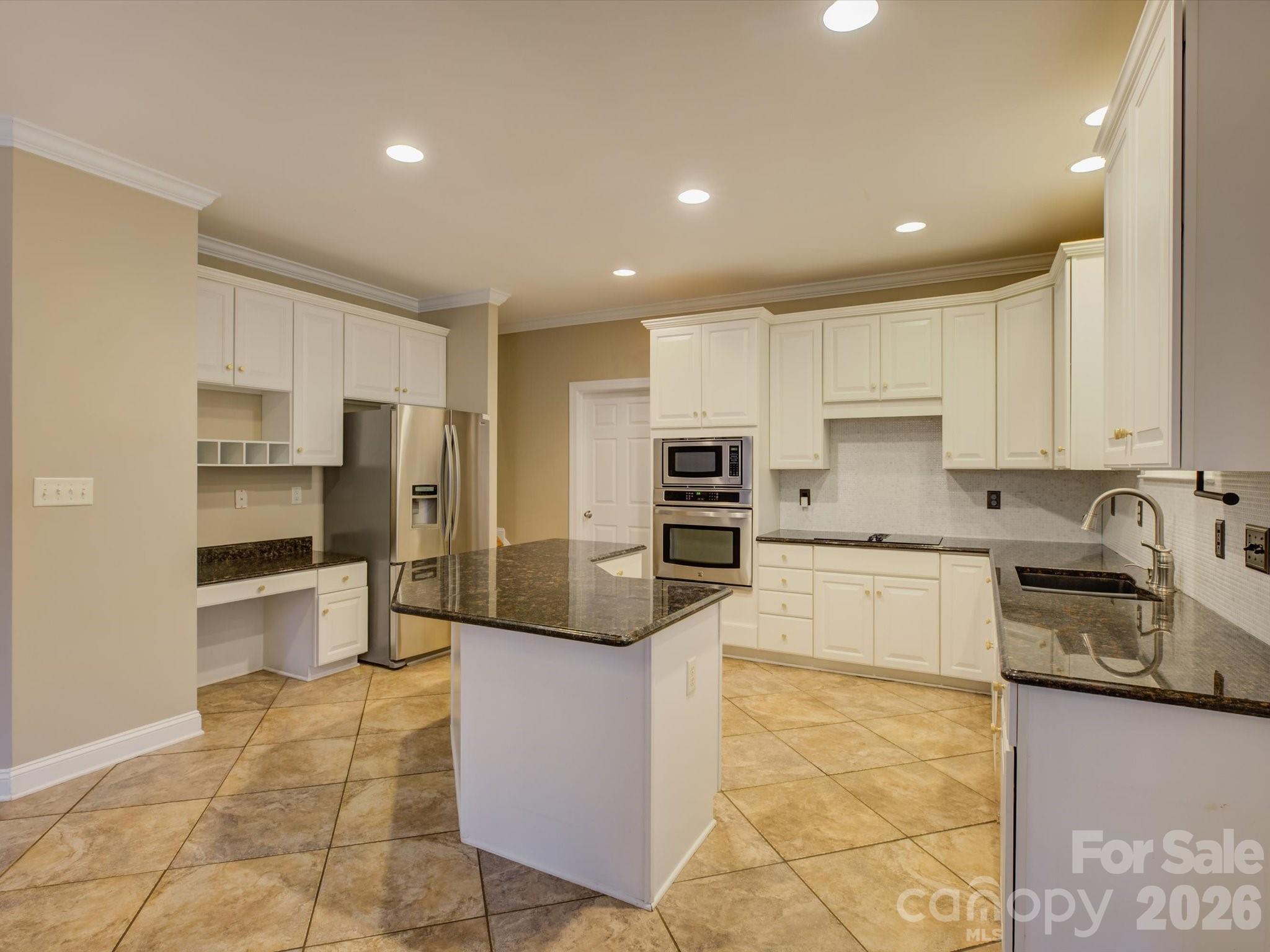 605 Queenswater Lane Property Photo 10