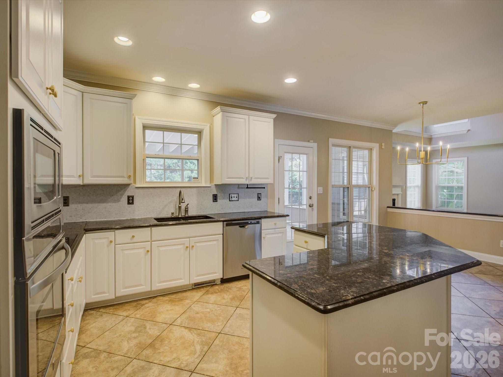 605 Queenswater Lane Property Photo 12