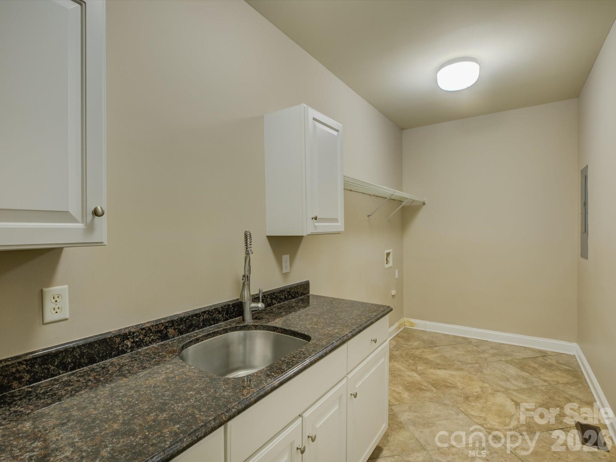 605 Queenswater Lane Property Photo 15