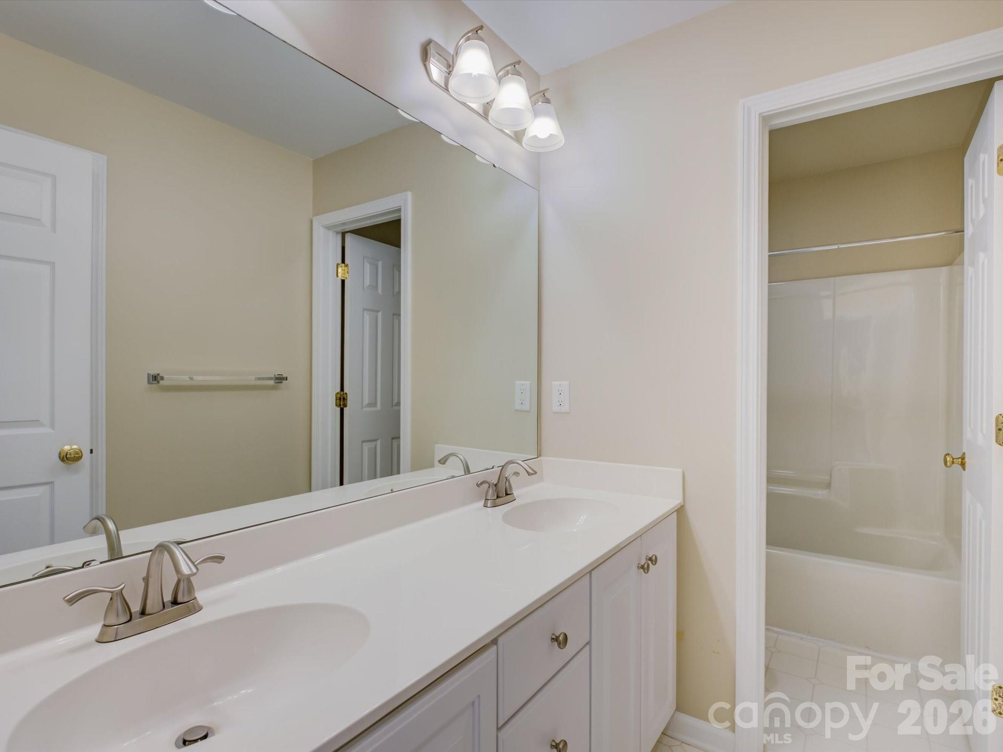 605 Queenswater Lane Property Photo 31