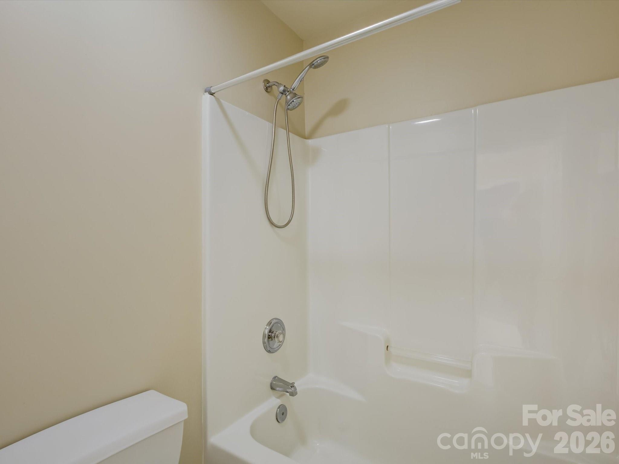 605 Queenswater Lane Property Photo 32