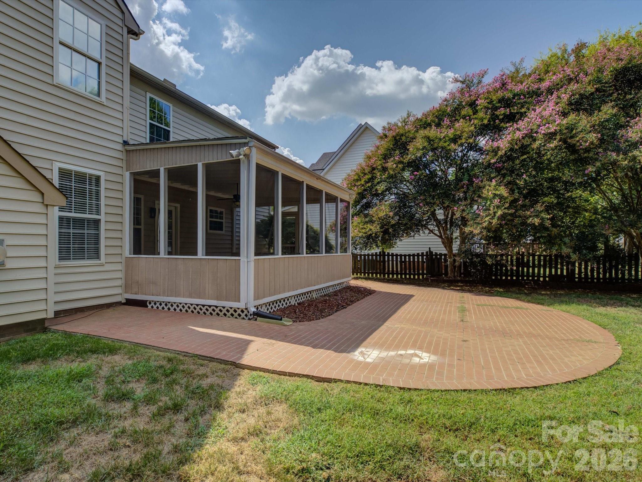 605 Queenswater Lane Property Photo 40