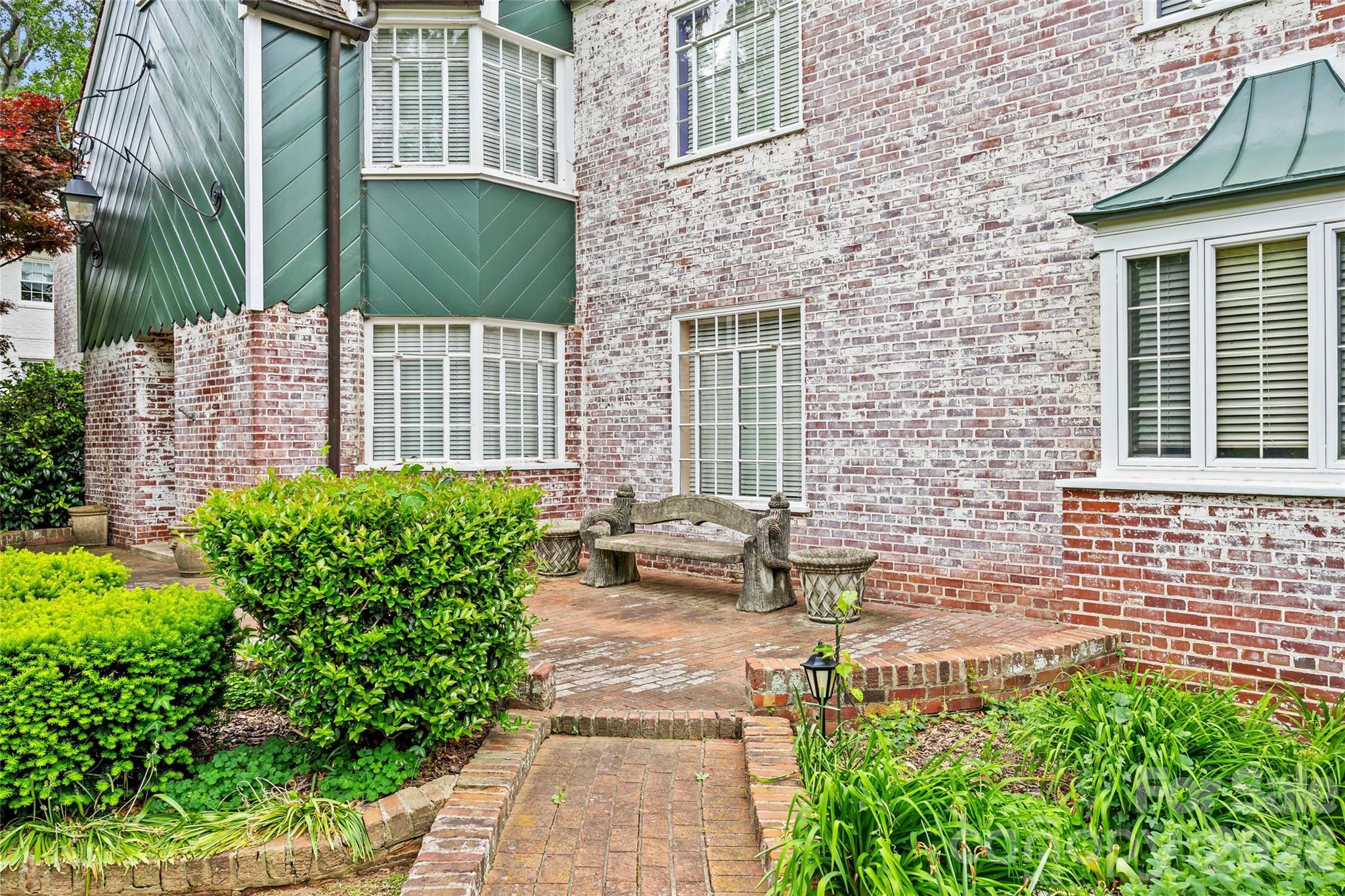 1858 Queens Road Property Photo 6