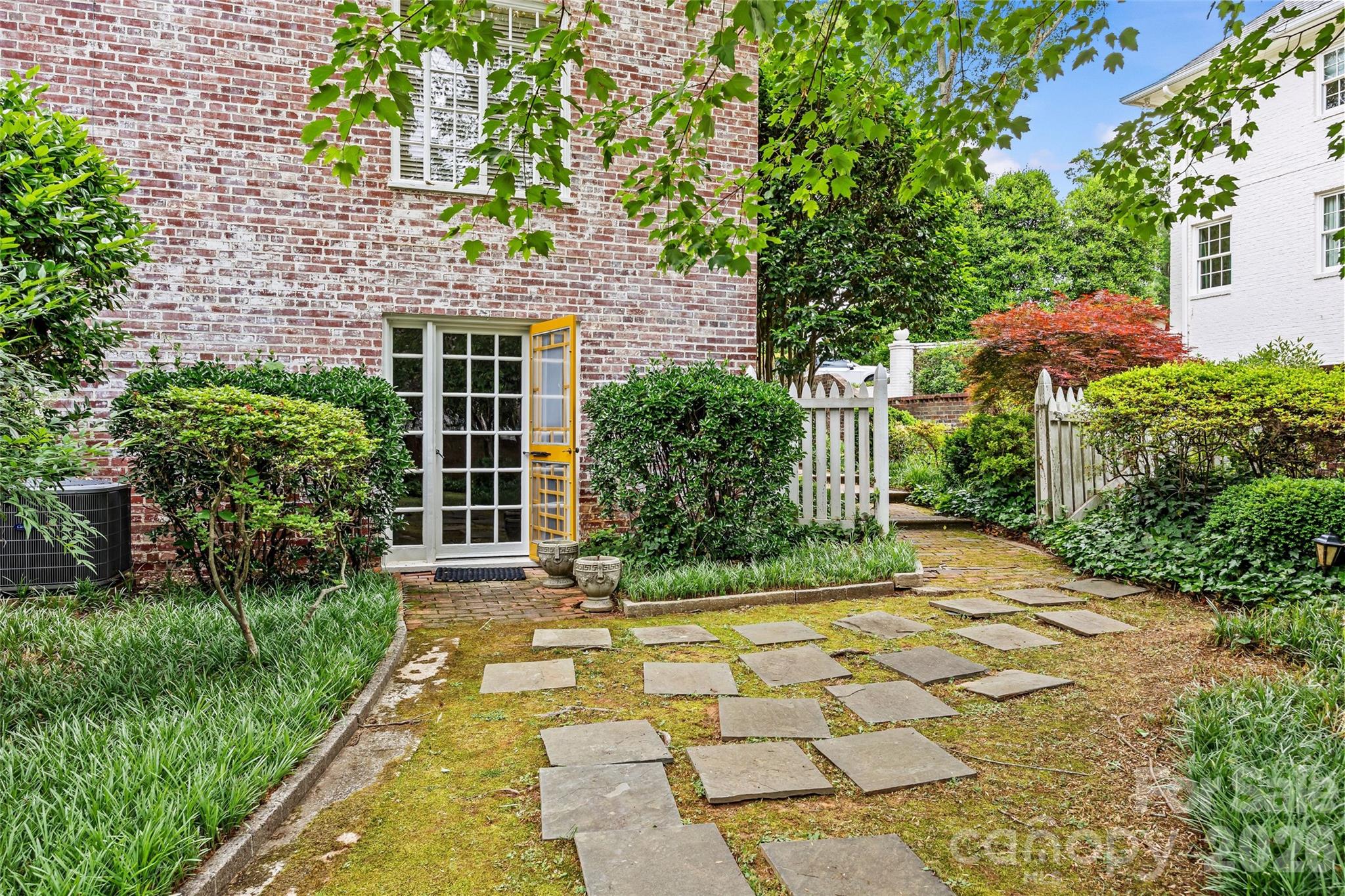 1858 Queens Road Property Photo 9