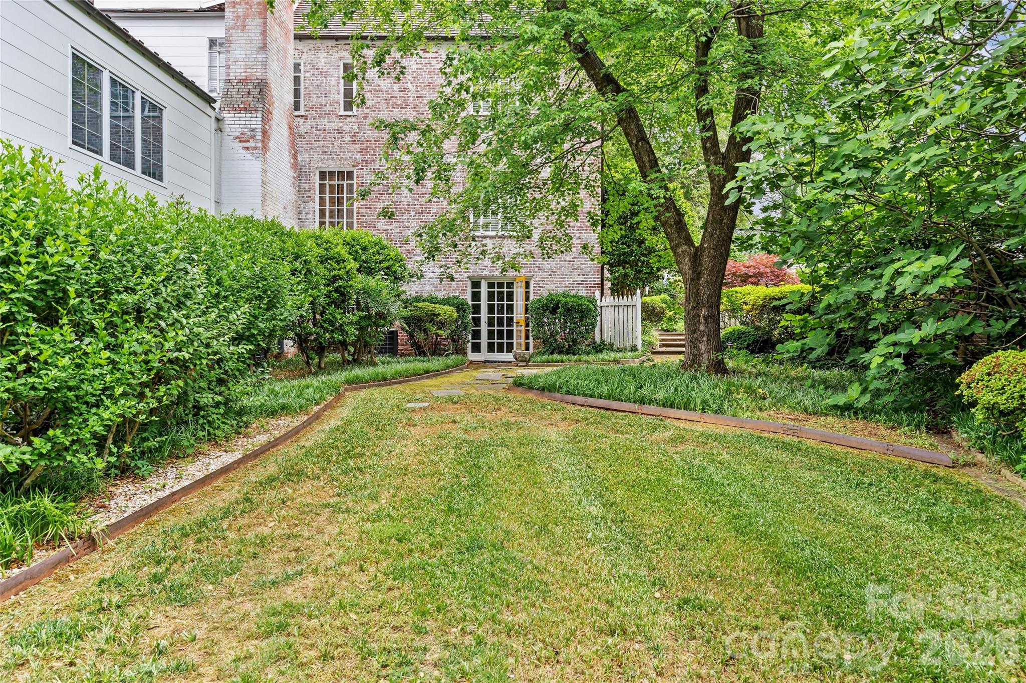 1858 Queens Road Property Photo 12