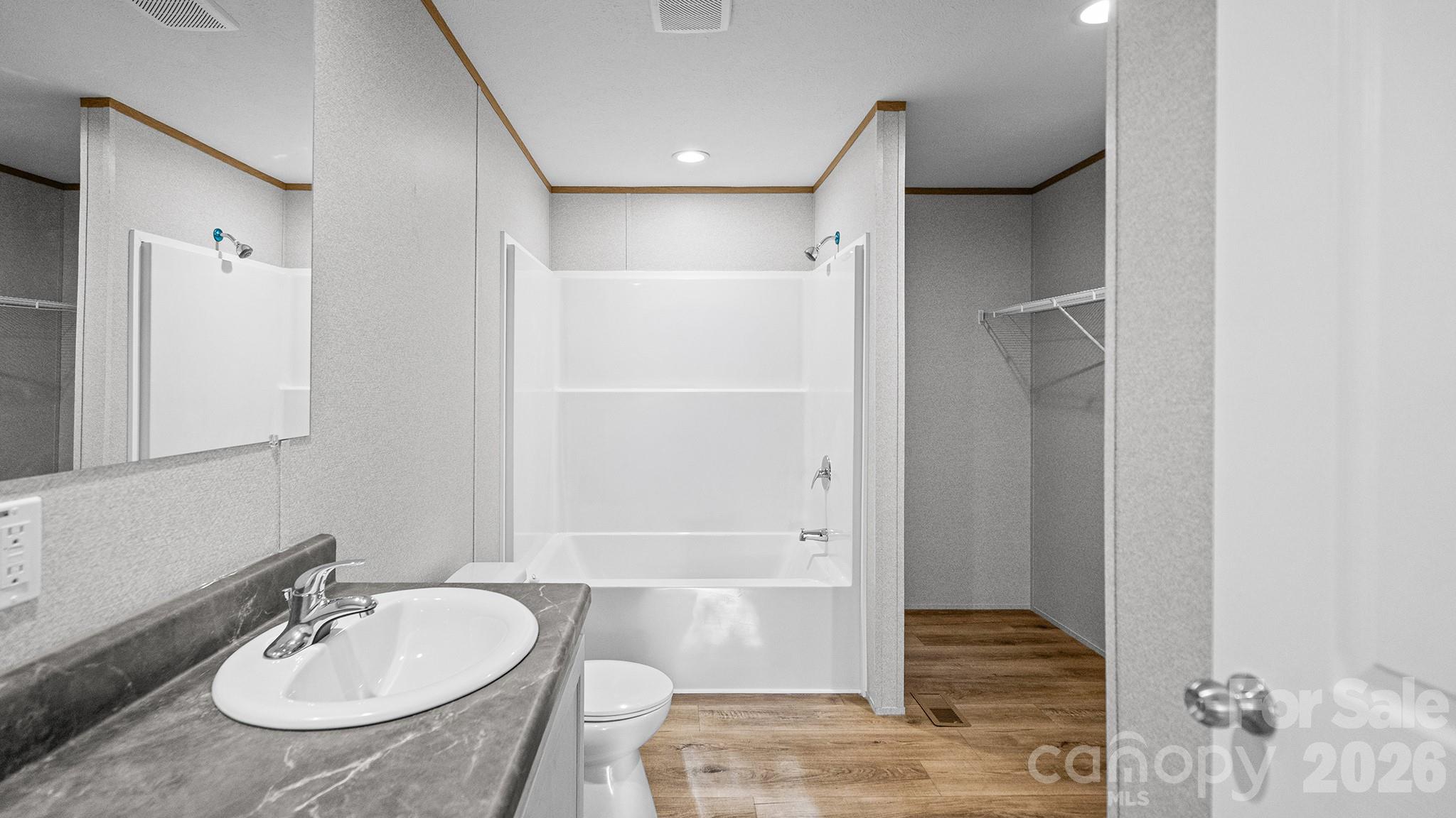 2205 Kingston Road Property Photo 12
