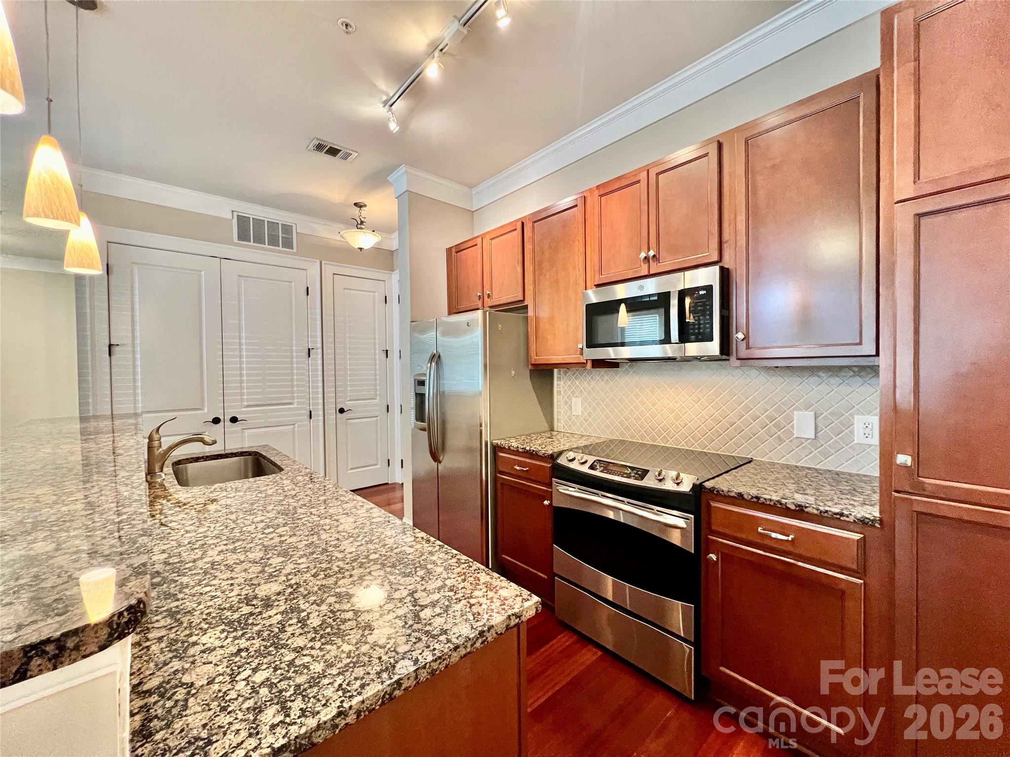 2810 Selwyn Avenue 111 Property Photo 14