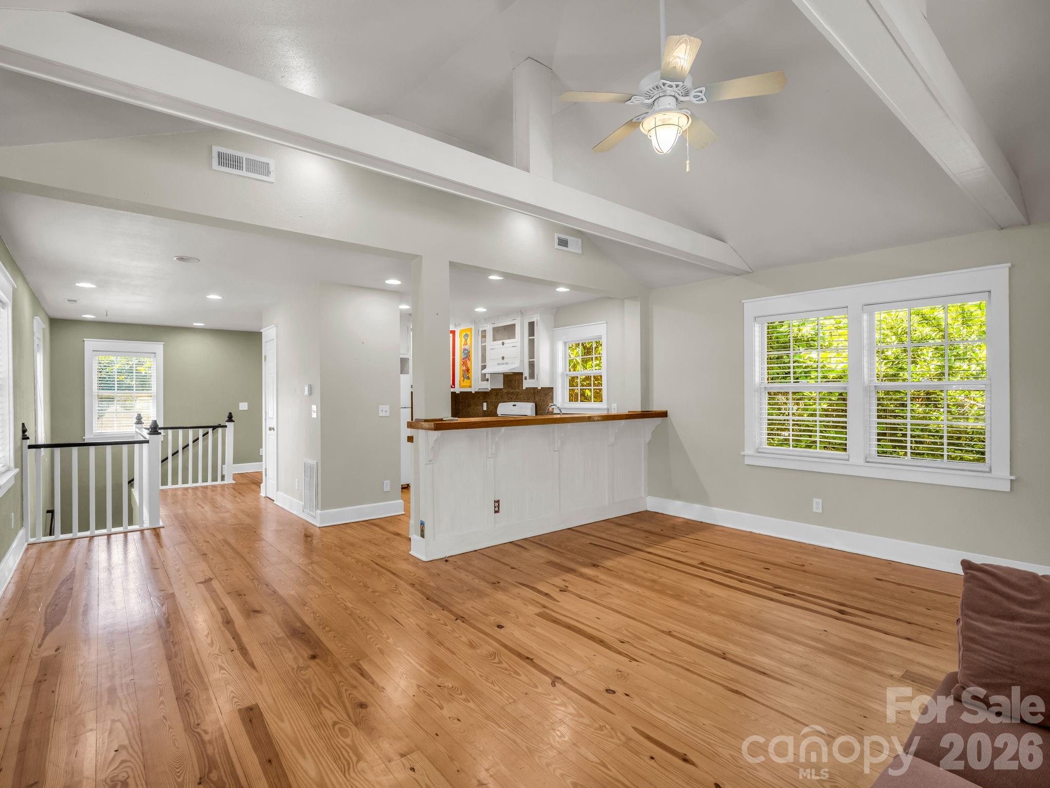 160 E Howard Street Property Photo 4