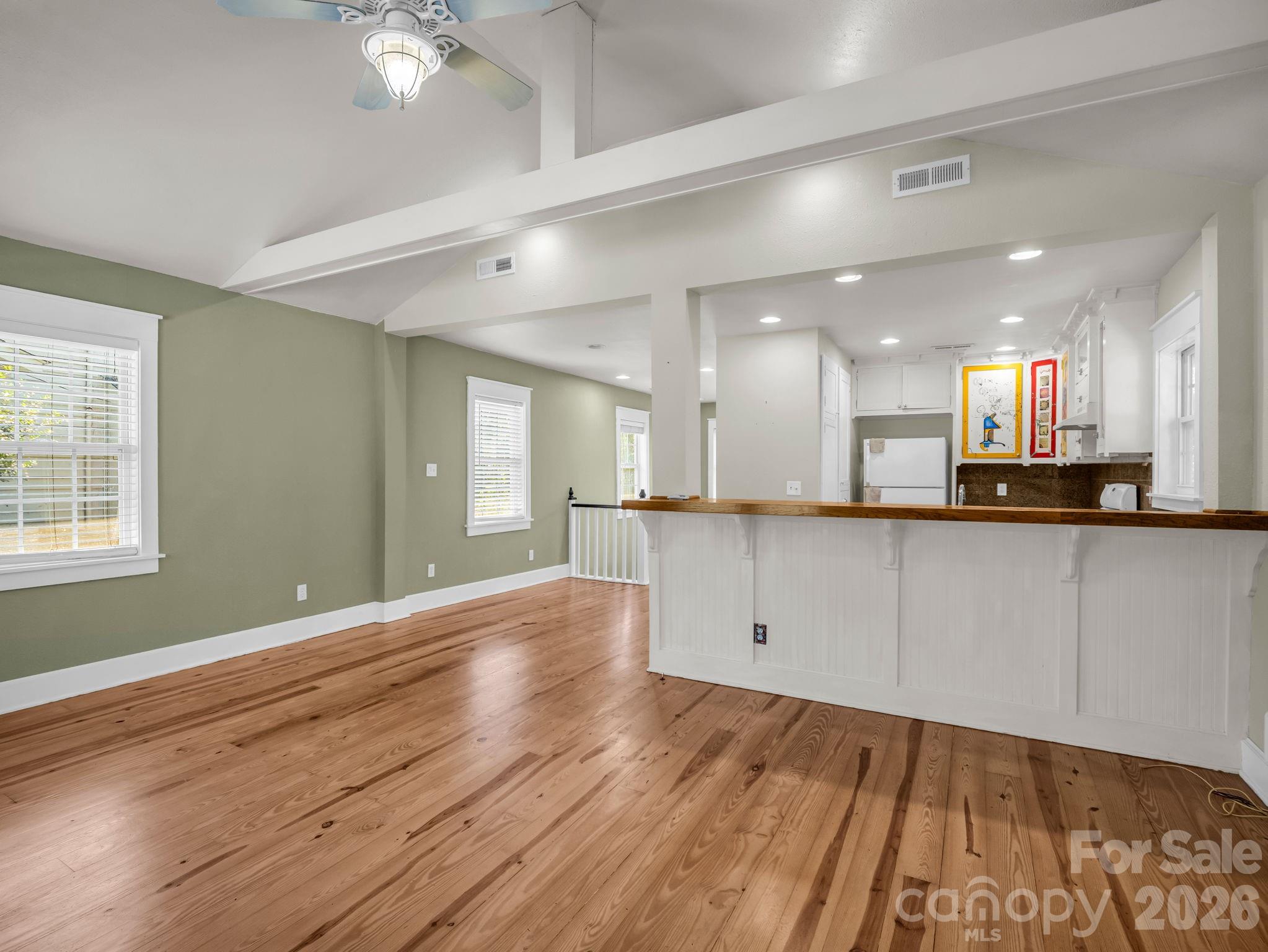 160 E Howard Street Property Photo 5