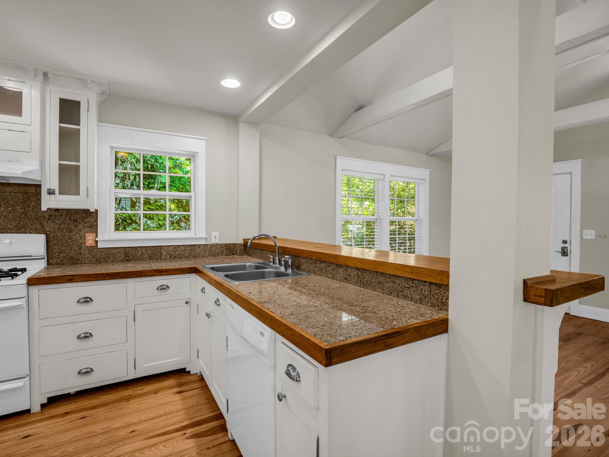 160 E Howard Street Property Photo 7