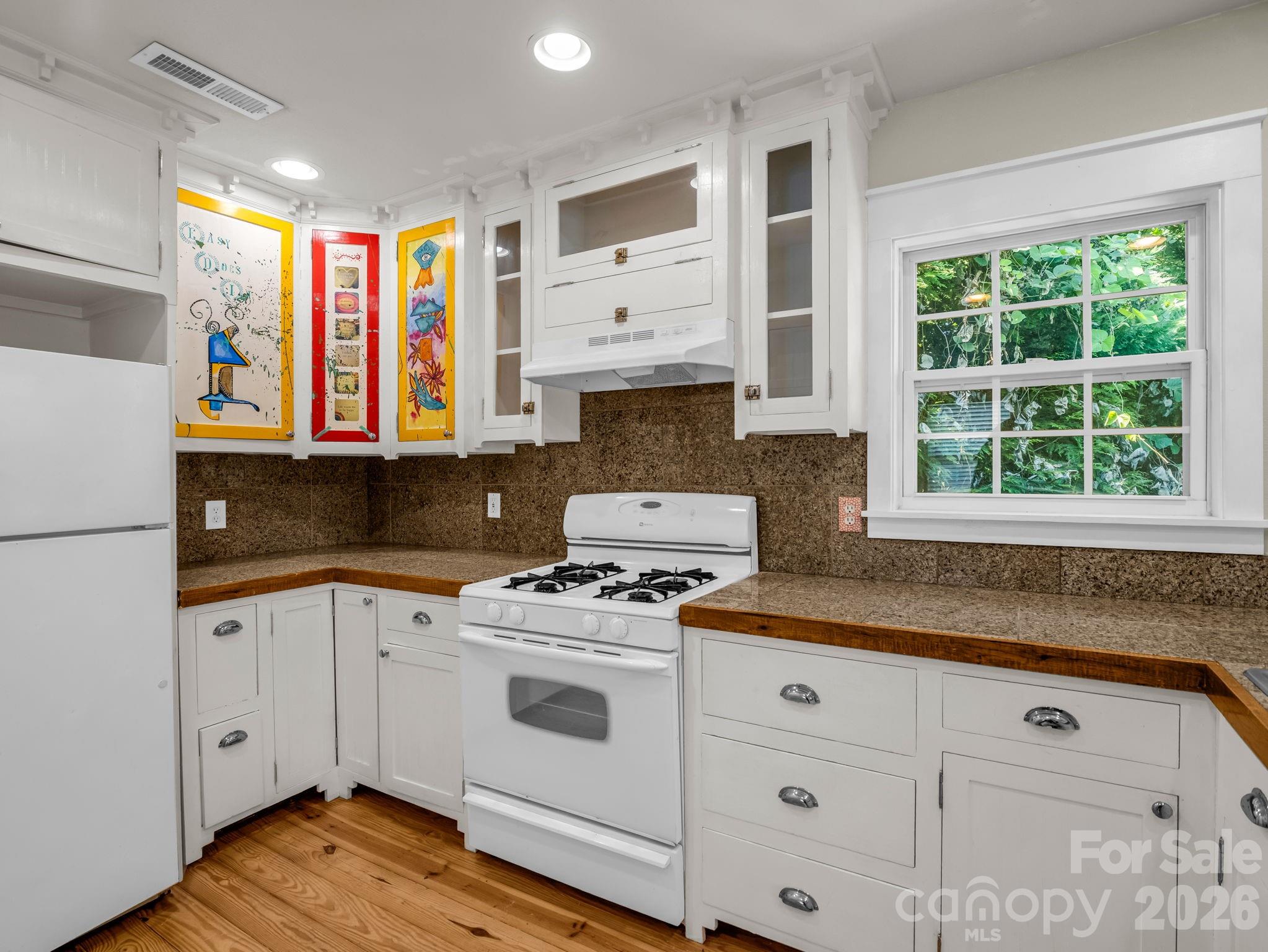 160 E Howard Street Property Photo 8