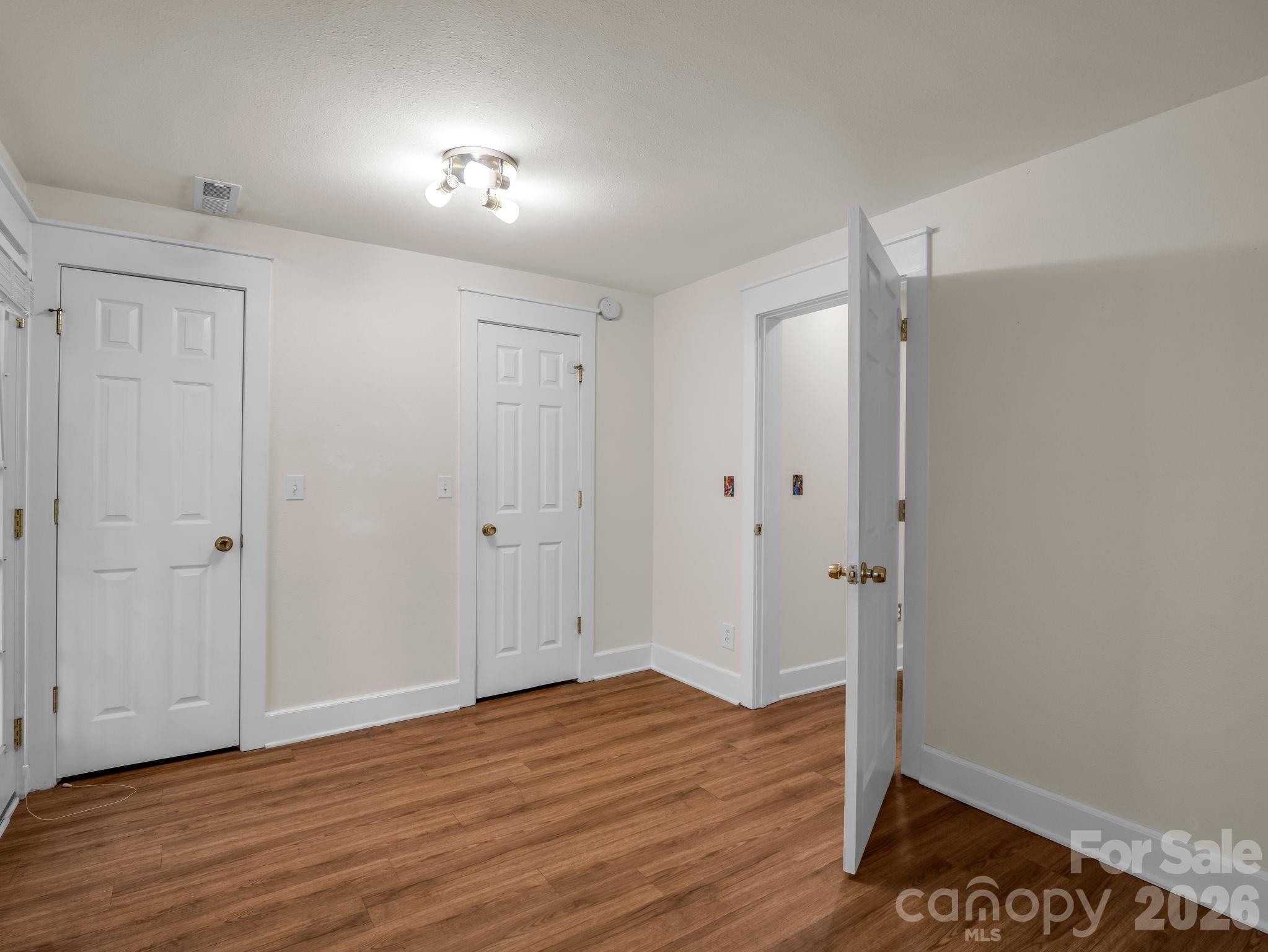 160 E Howard Street Property Photo 14