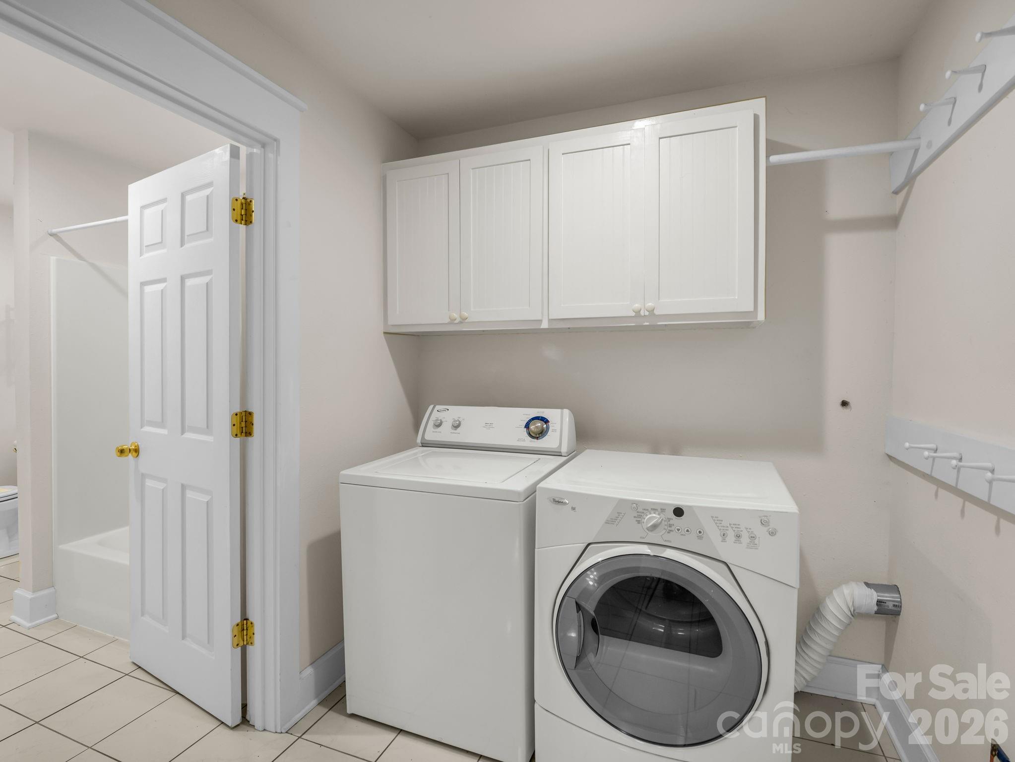 160 E Howard Street Property Photo 15