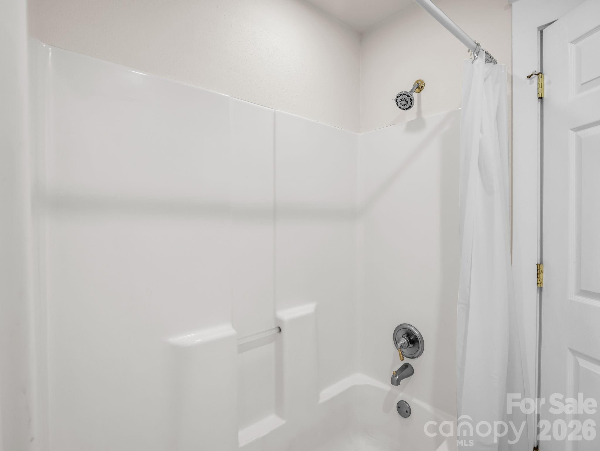 160 E Howard Street Property Photo 17