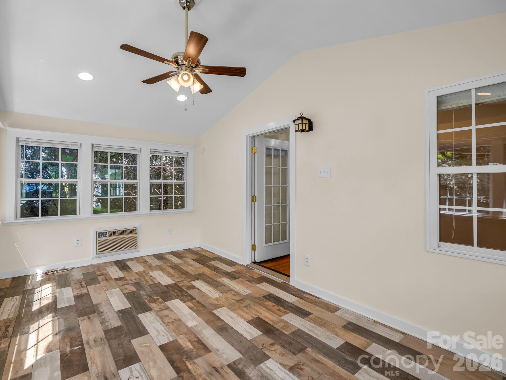160 E Howard Street Property Photo 20